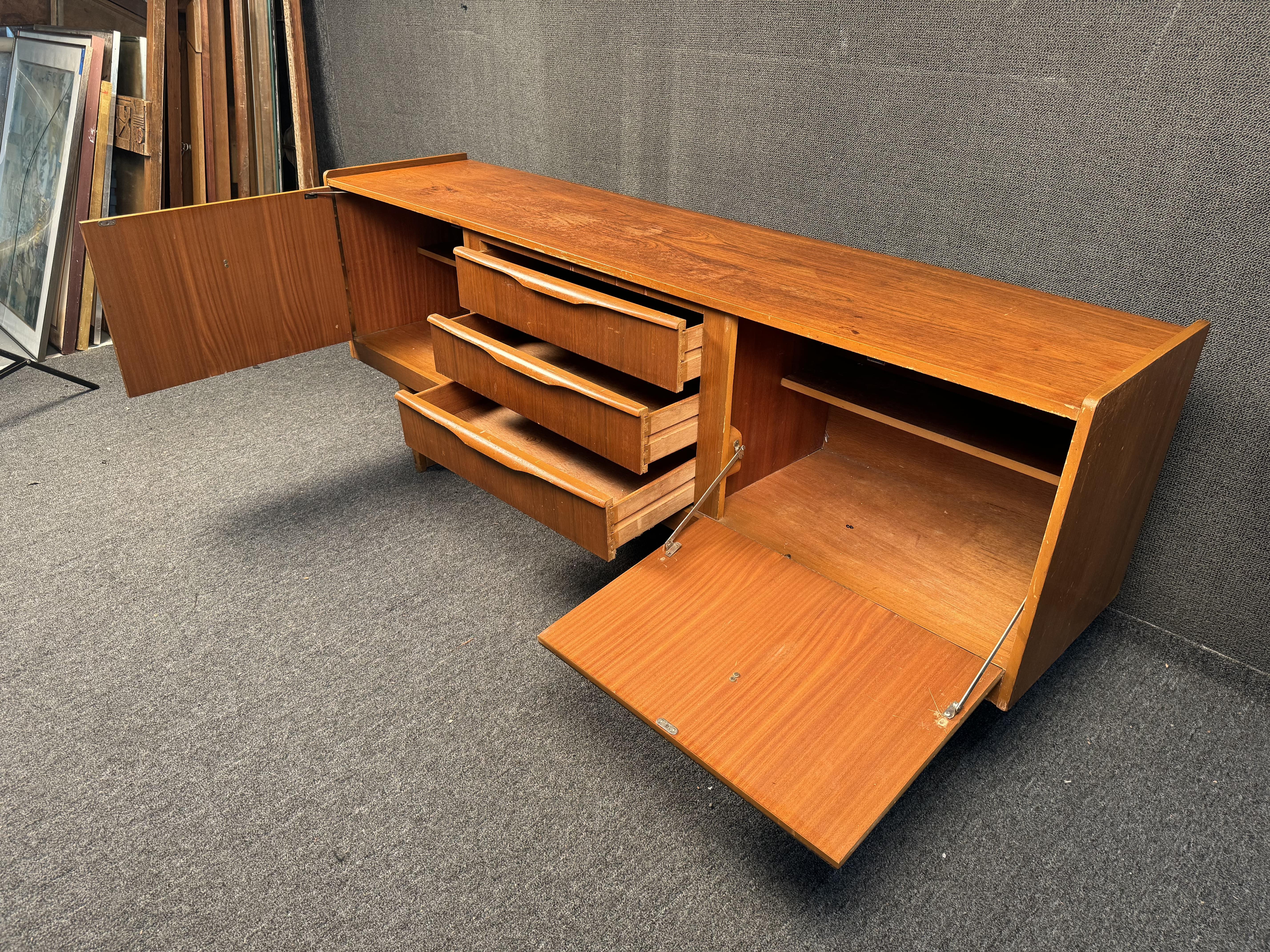 Credenza in teak inglese di metà secolo di Stonehill Furniture in vendita 3