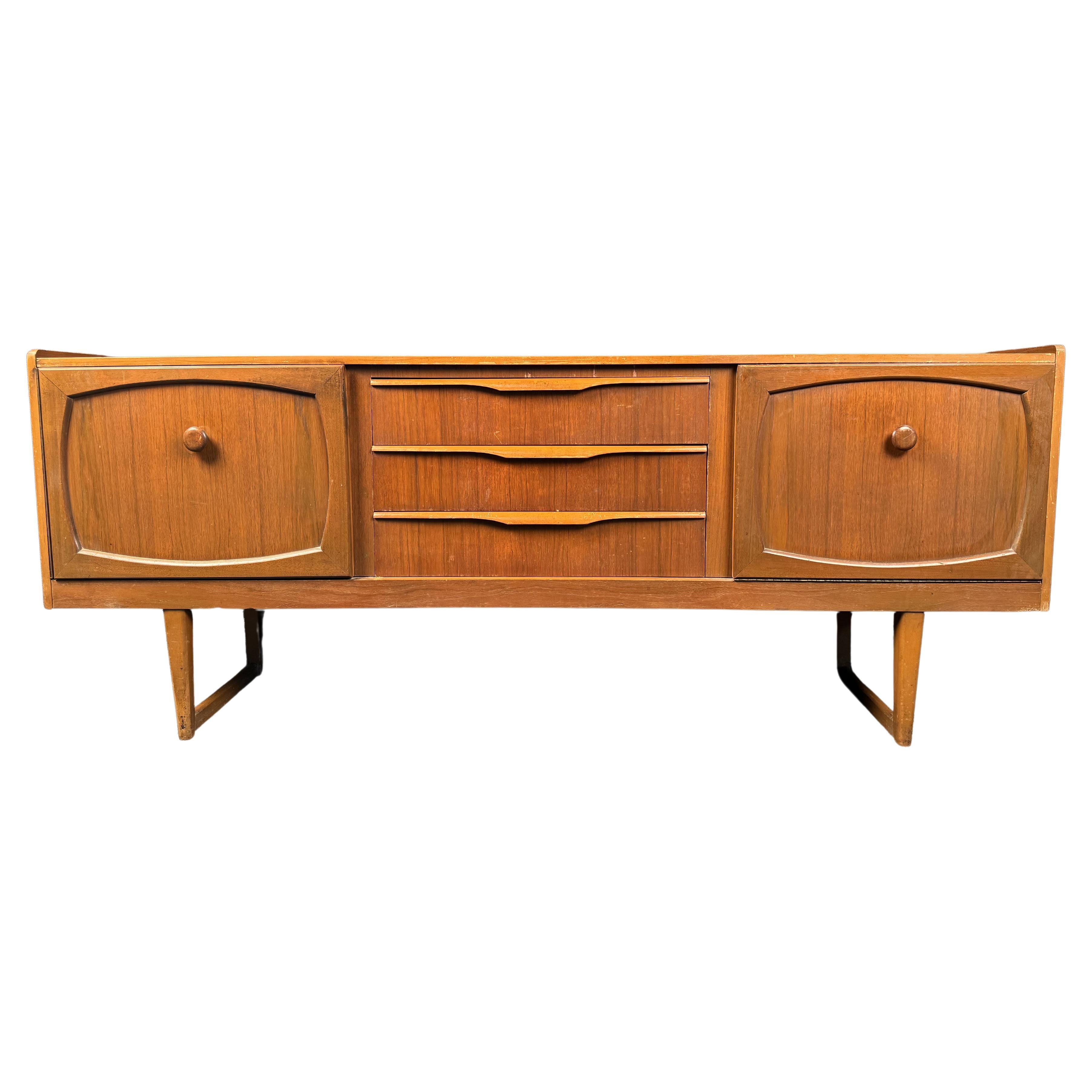 Aparador inglés de teca de mediados de siglo por Stonehill Furniture