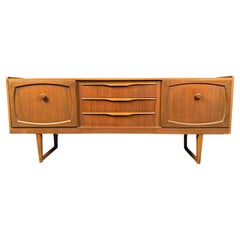 Aparador inglés de teca de mediados de siglo por Stonehill Furniture
