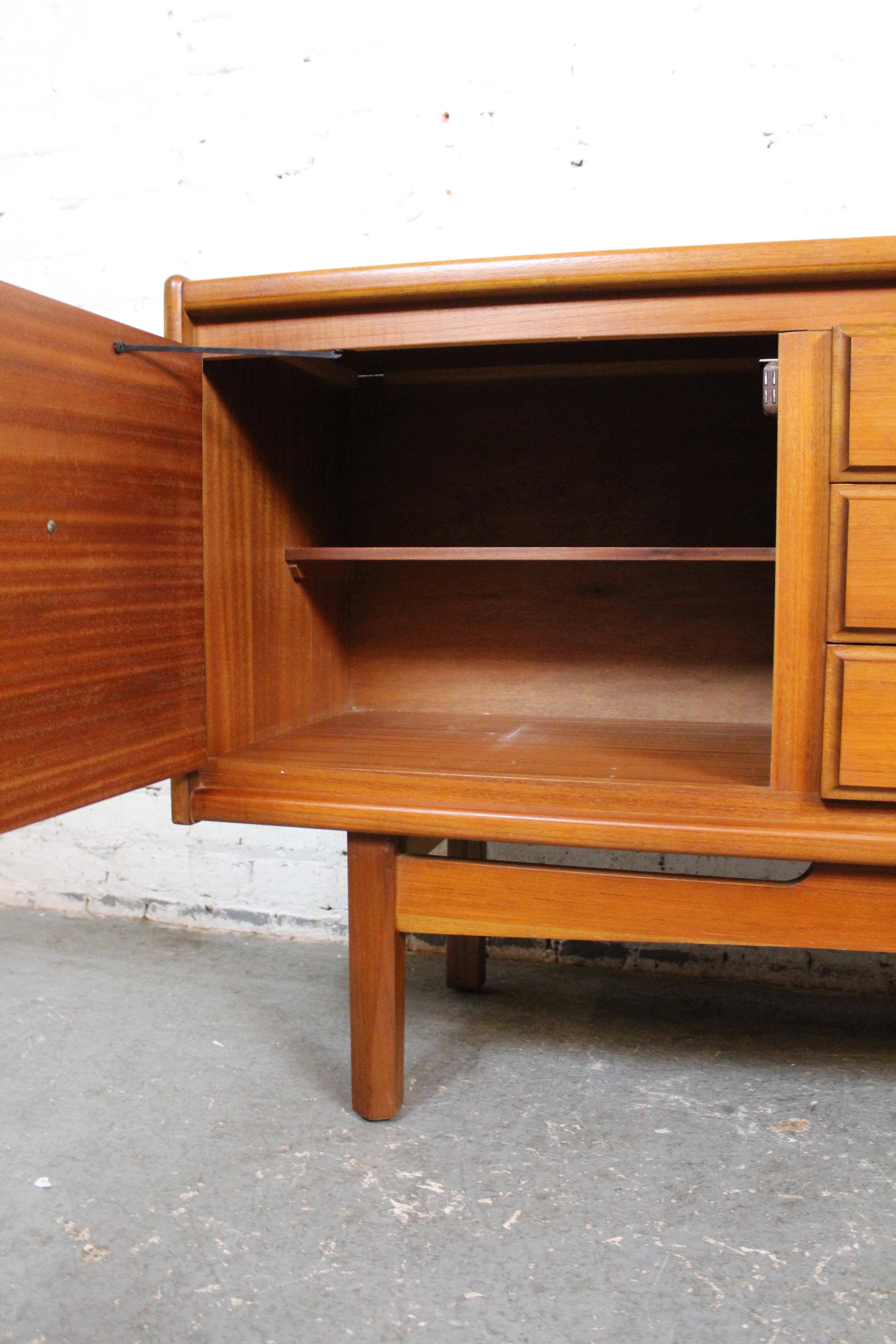 Credenza inglese di metà secolo in teak di William Williams in vendita 2