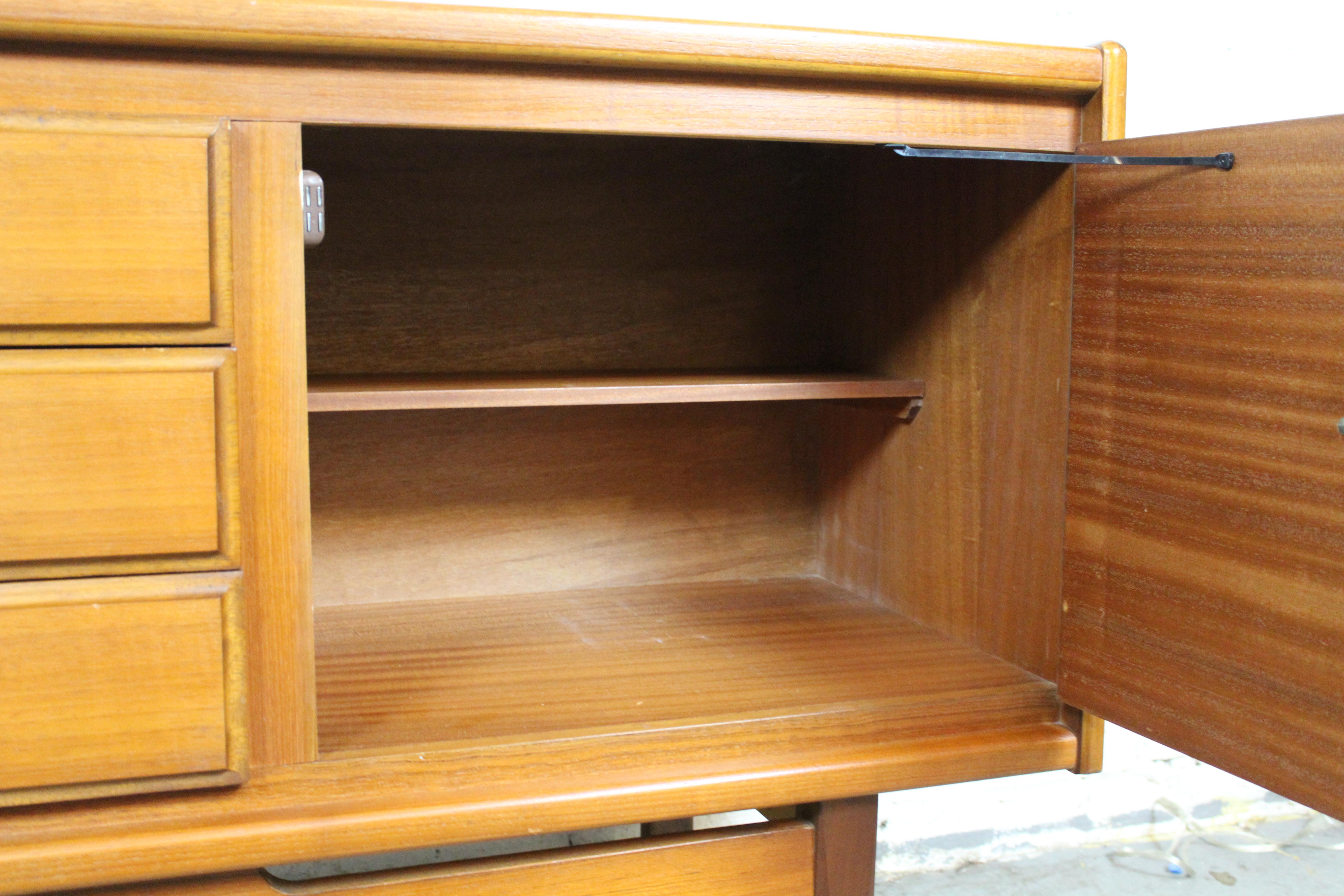 Credenza inglese di metà secolo in teak di William Williams in vendita 3