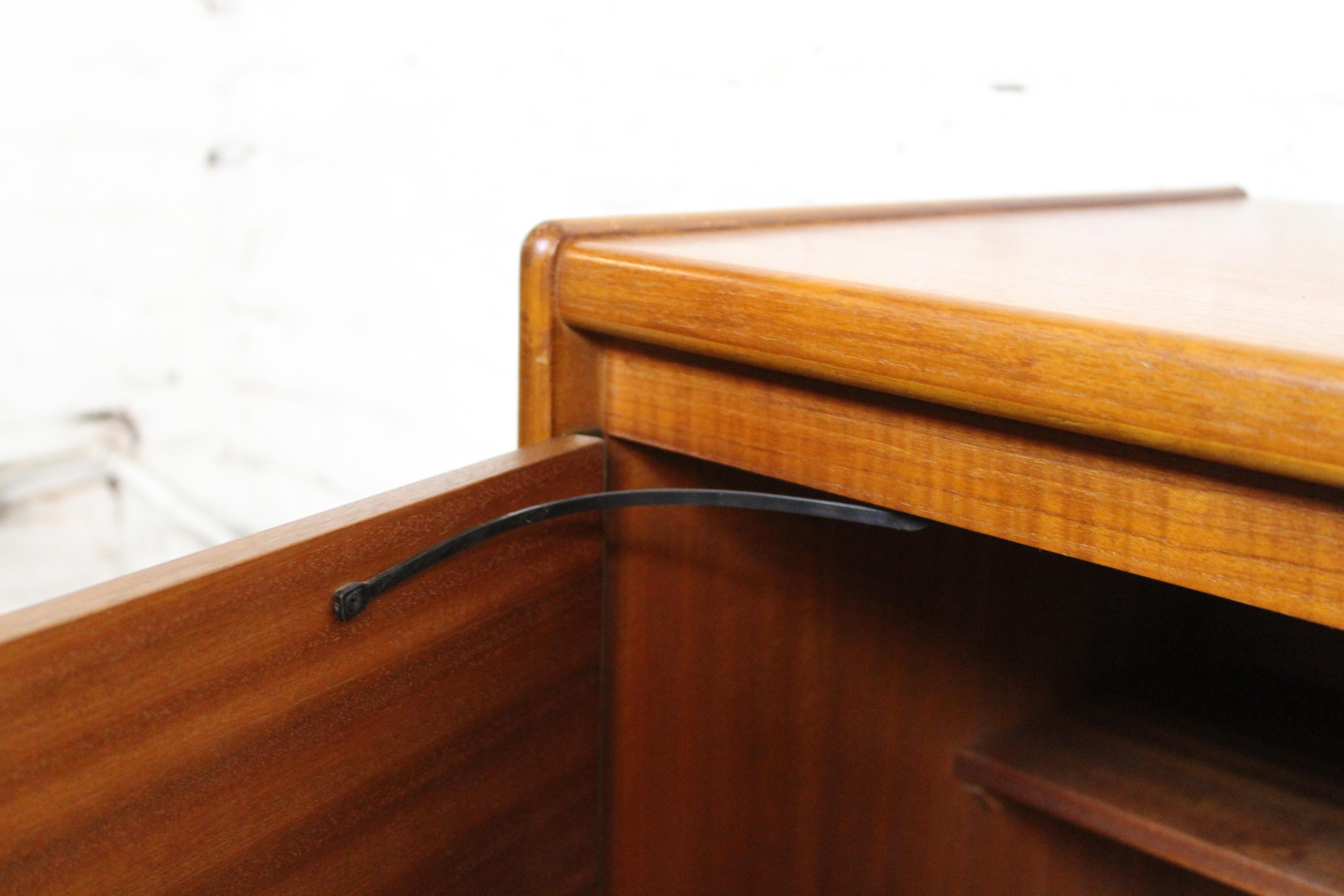 Credenza inglese di metà secolo in teak di William Williams in vendita 4