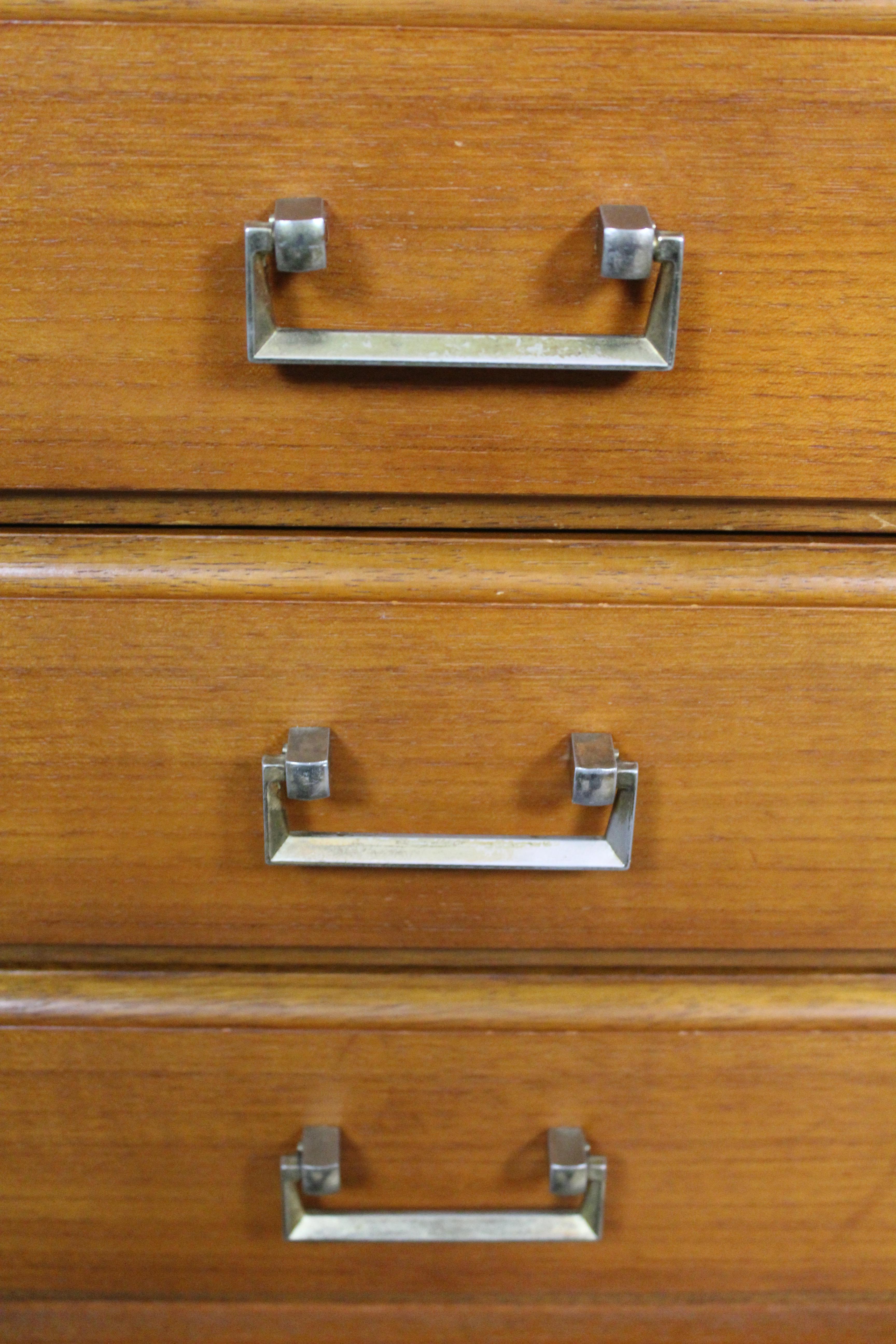 Credenza inglese di metà secolo in teak di William Williams in vendita 5