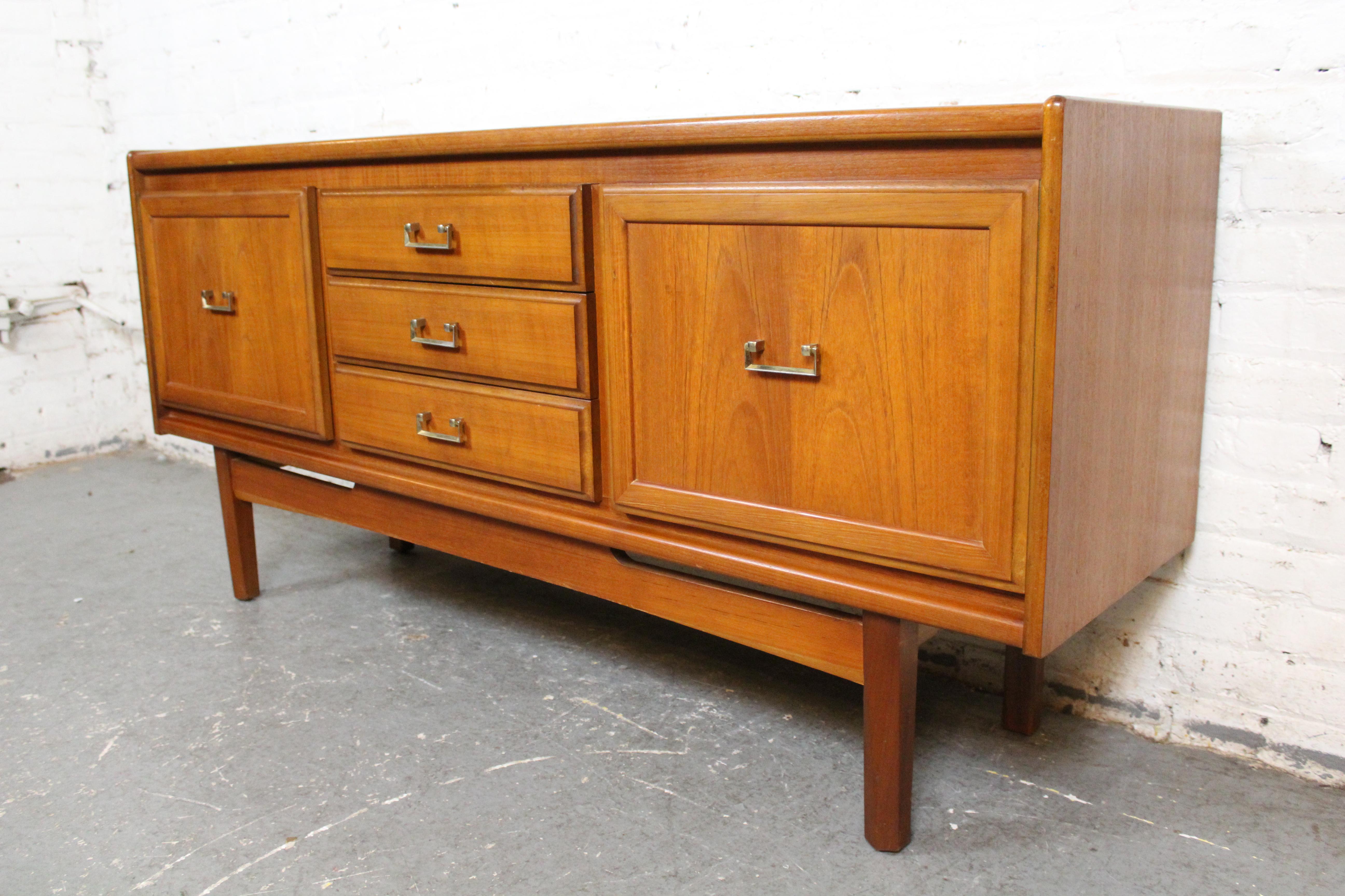 Credenza inglese di metà secolo in teak di William Williams in vendita 11