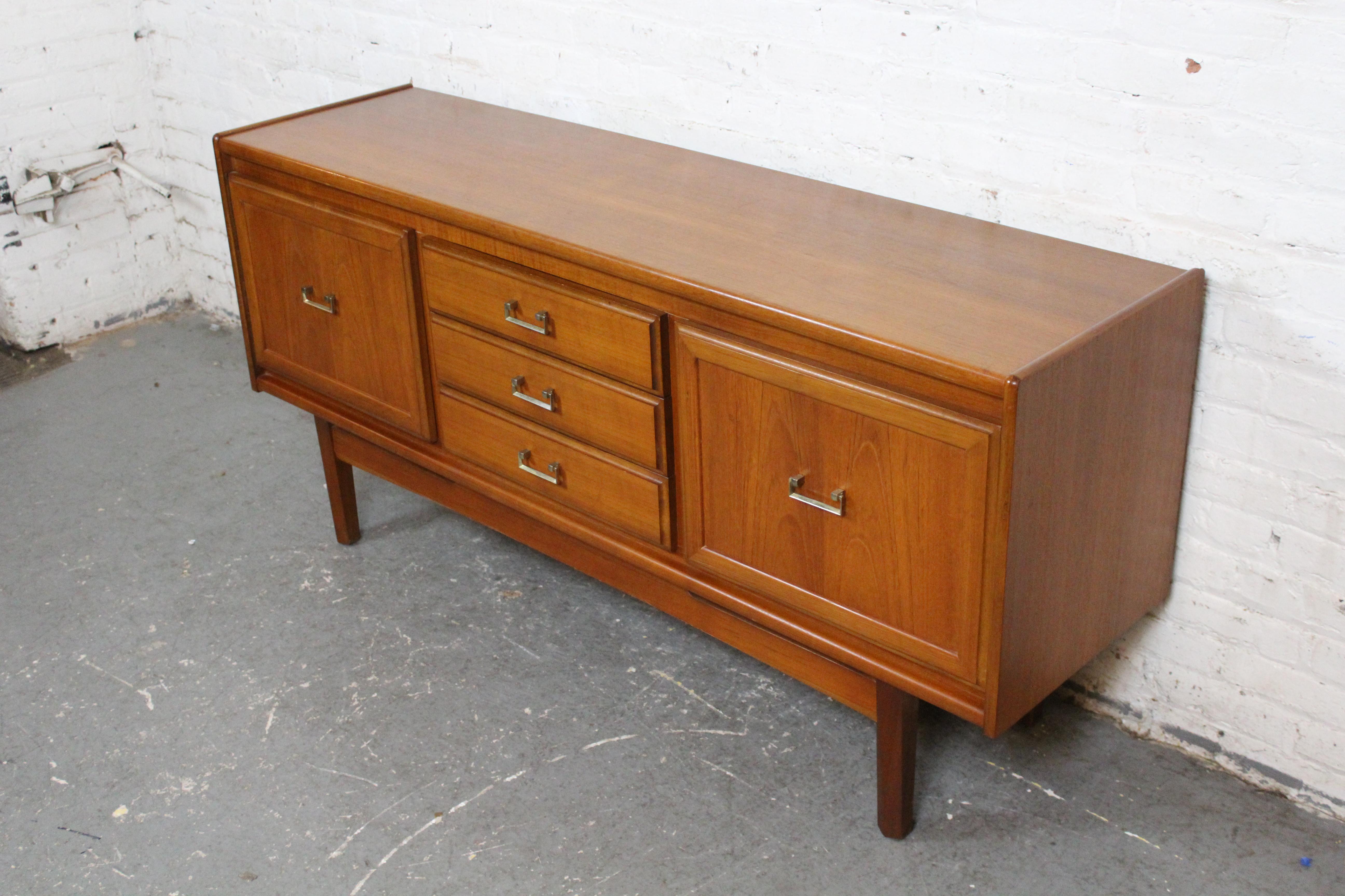 Unica credenza moderna inglese di metà secolo prodotta dai rinomati mobilieri William Lawrence of Nottingham. Il pratico ingombro ridotto di 64