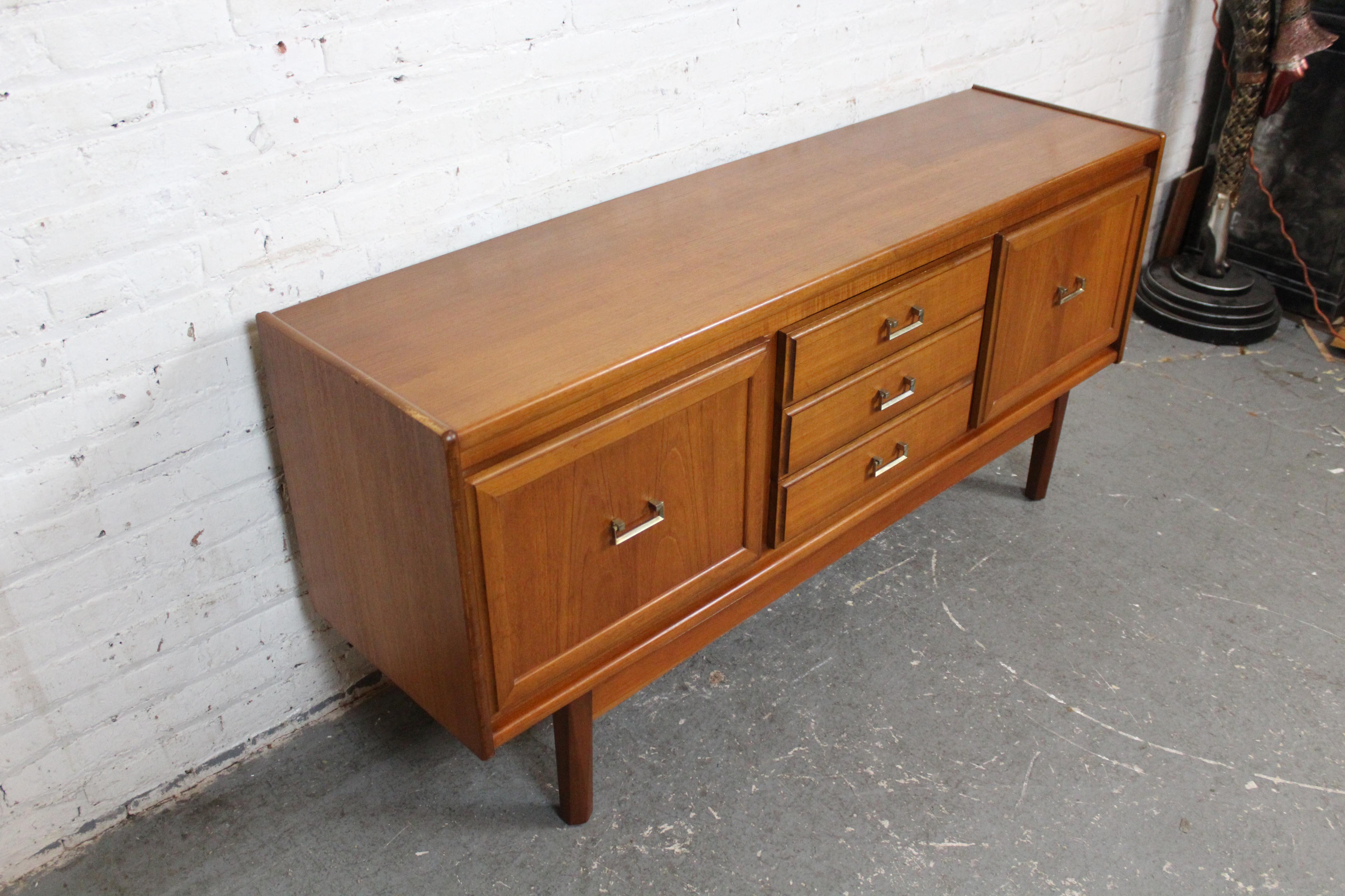 Mid-Century moderno Credenza inglese di metà secolo in teak di William Williams in vendita