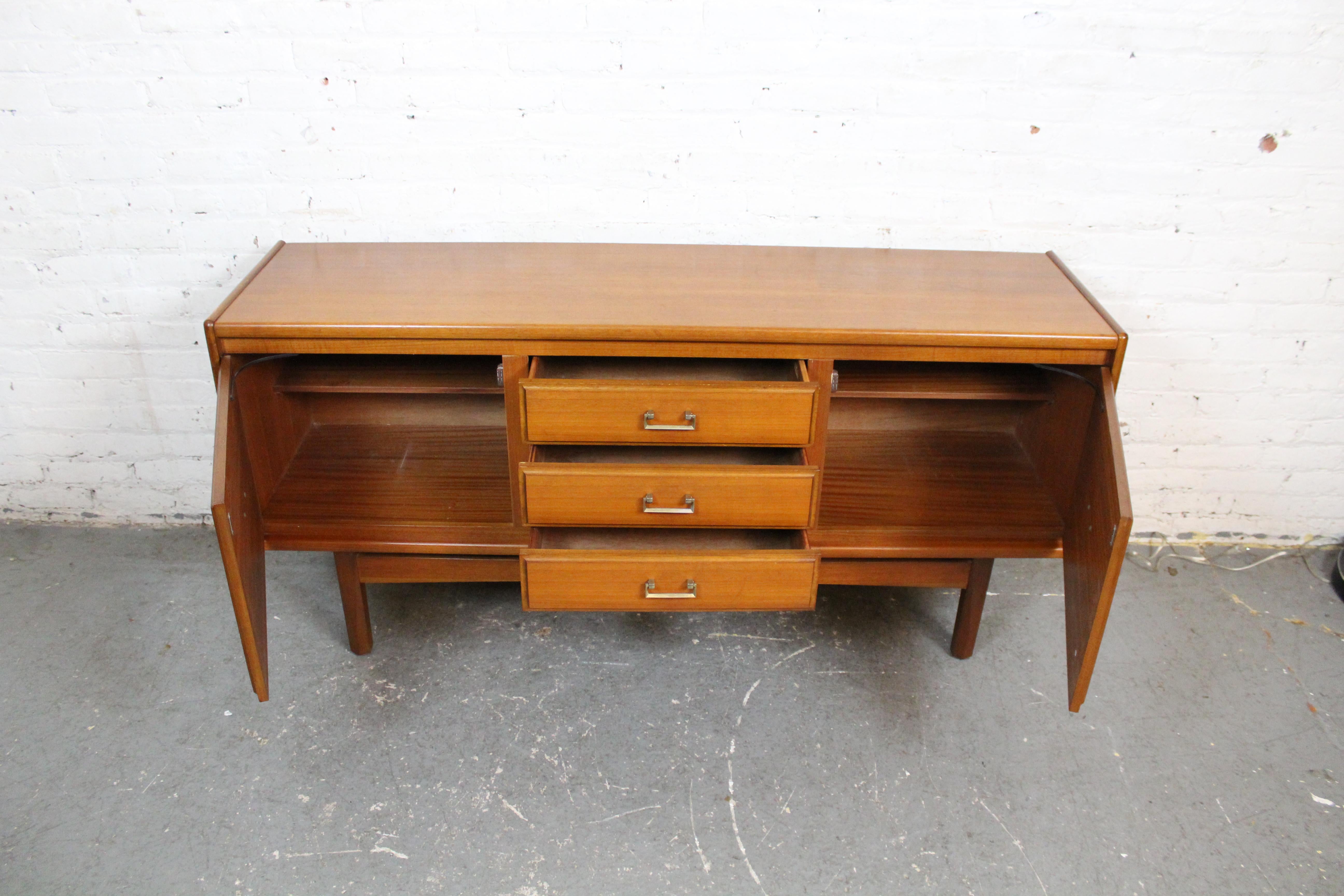 Inglese Credenza inglese di metà secolo in teak di William Williams in vendita