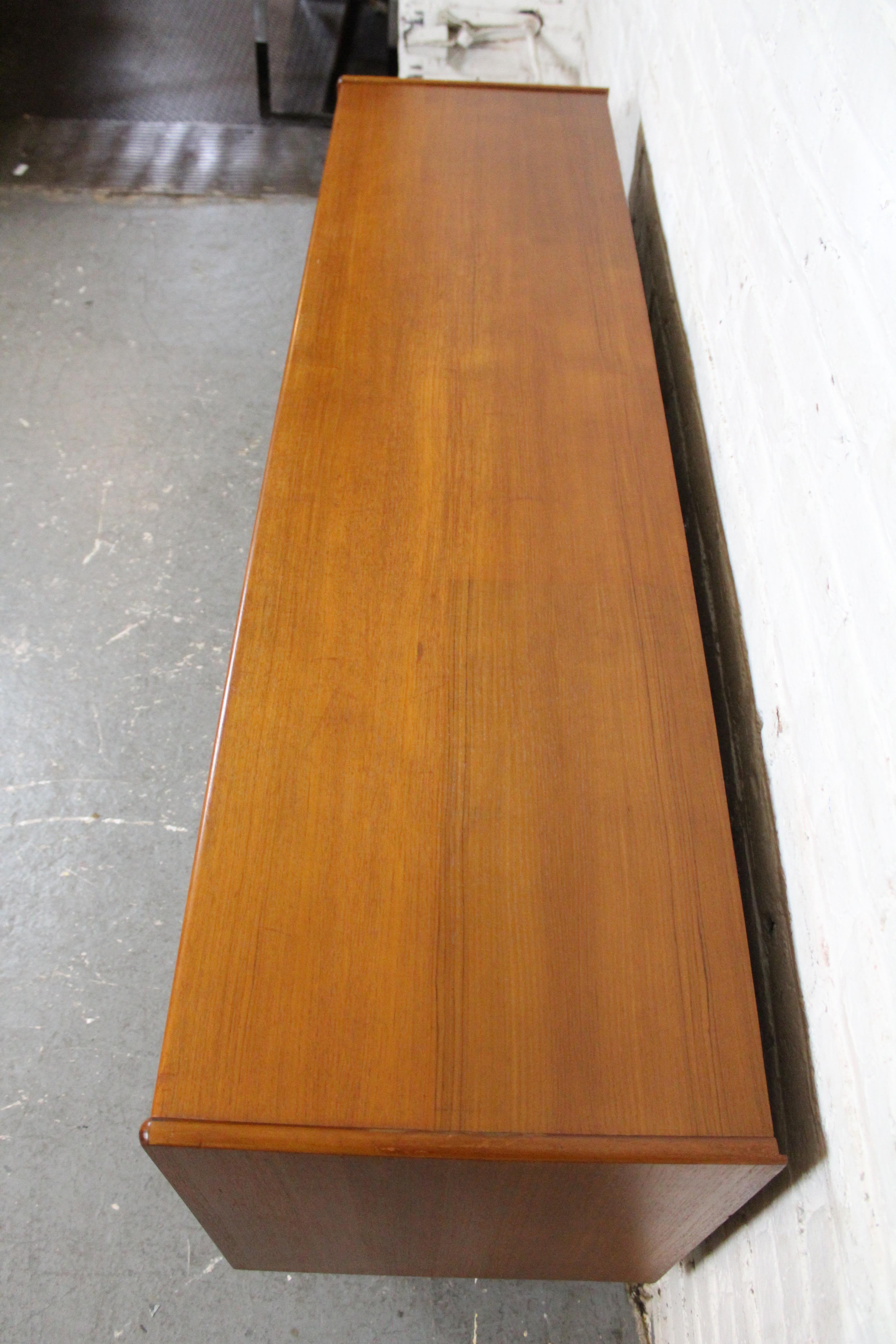 Intagliato Credenza inglese di metà secolo in teak di William Williams in vendita