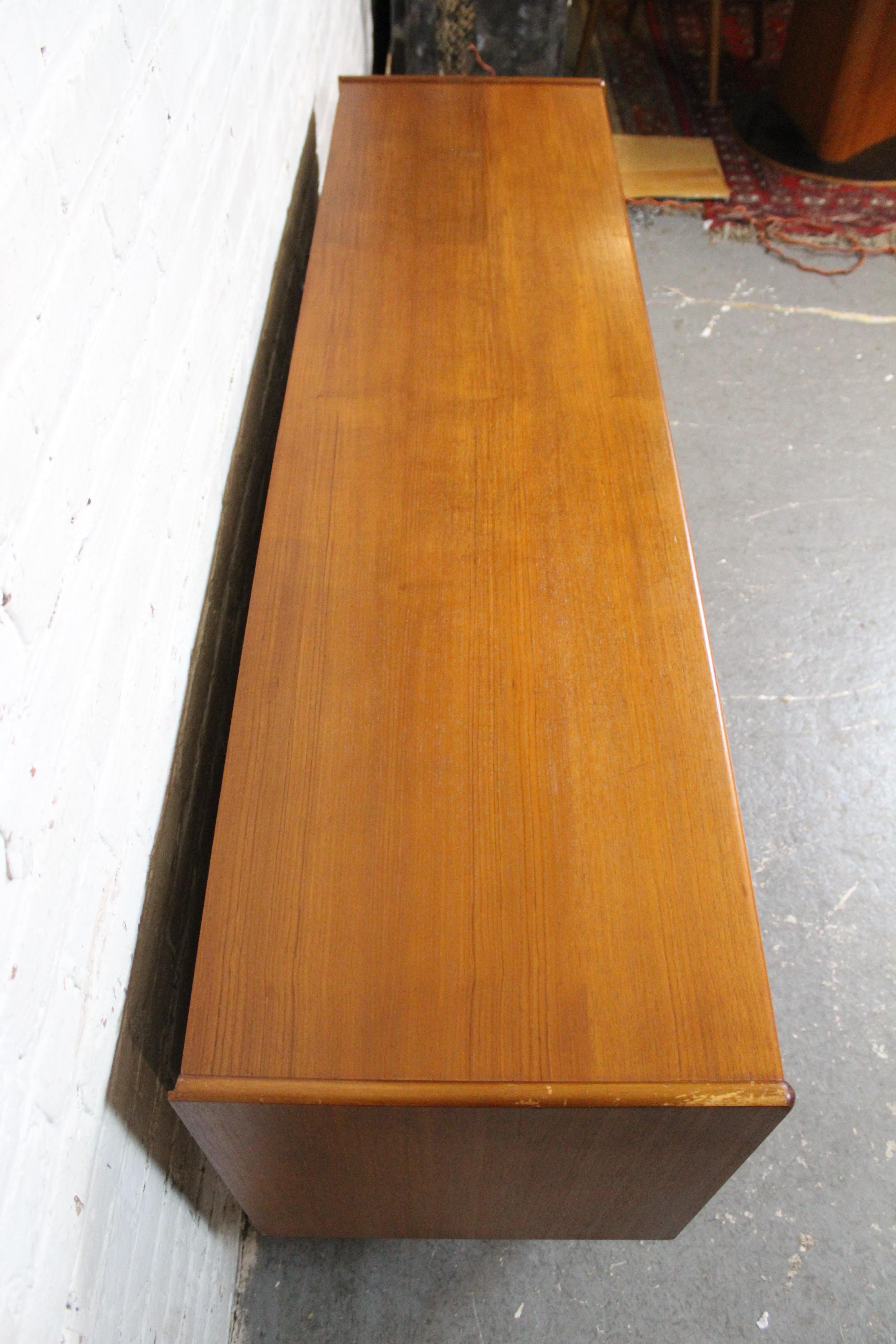 Credenza inglese di metà secolo in teak di William Williams In condizioni buone in vendita a Brooklyn, NY