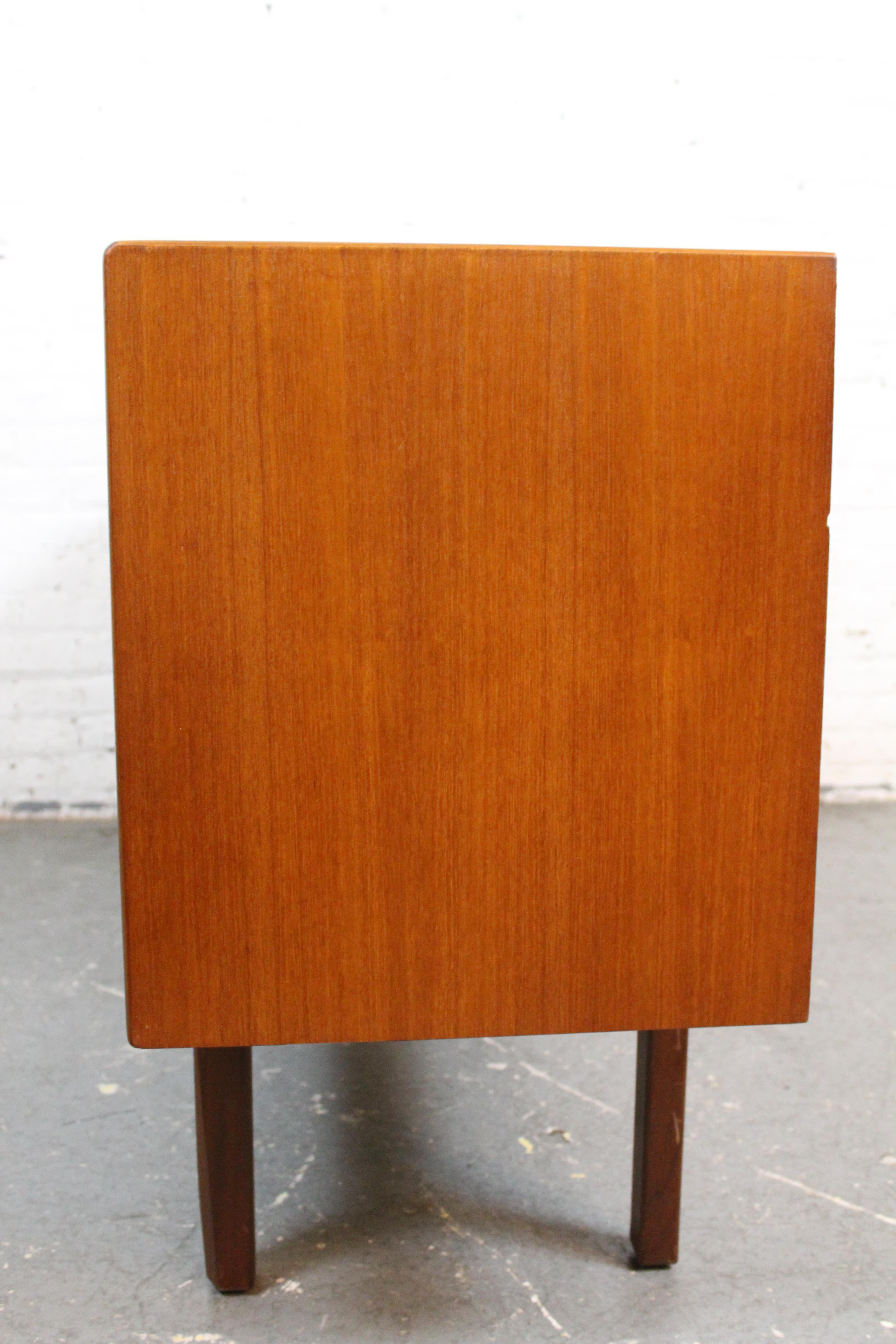 XX secolo Credenza inglese di metà secolo in teak di William Williams in vendita