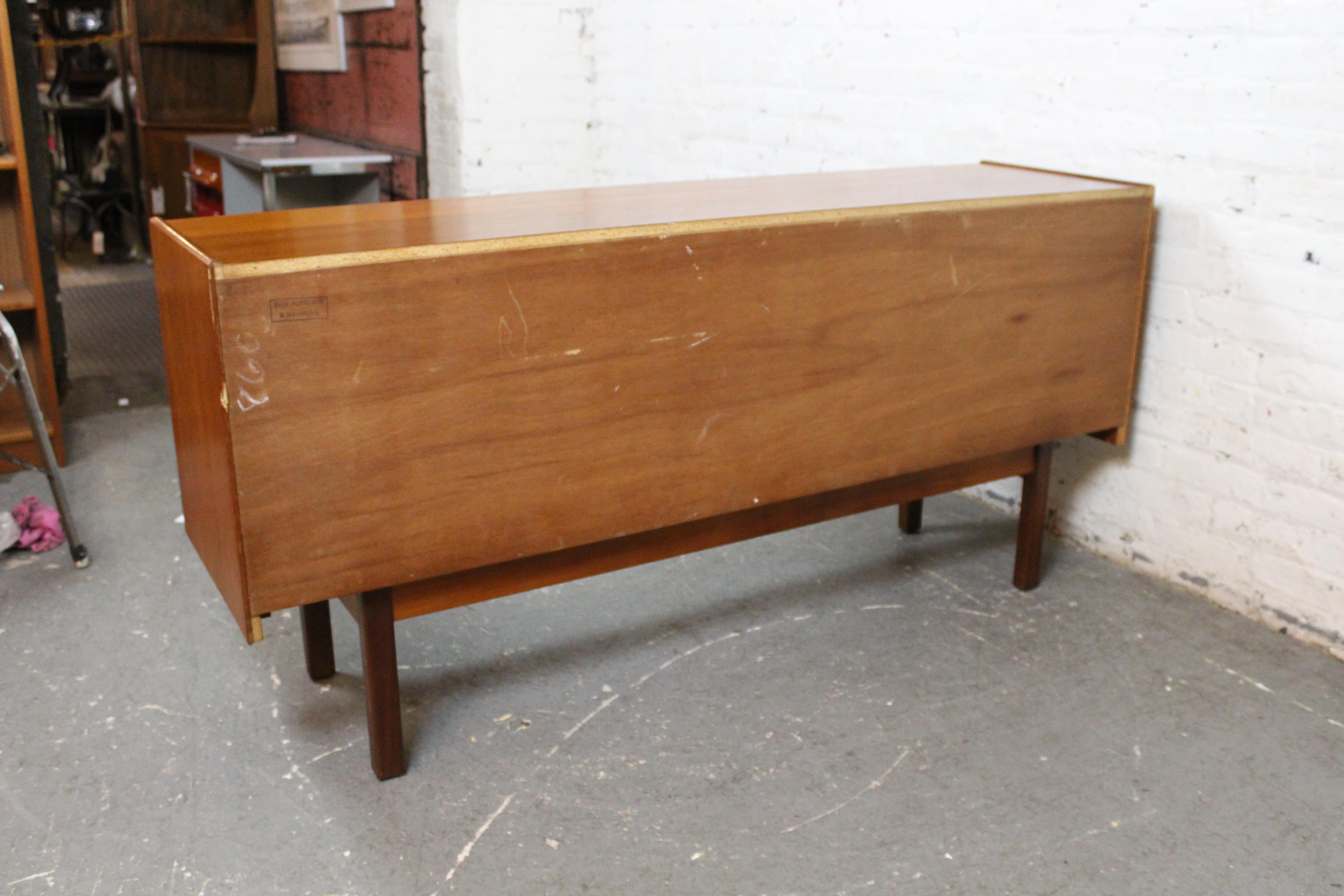 Metallo Credenza inglese di metà secolo in teak di William Williams in vendita