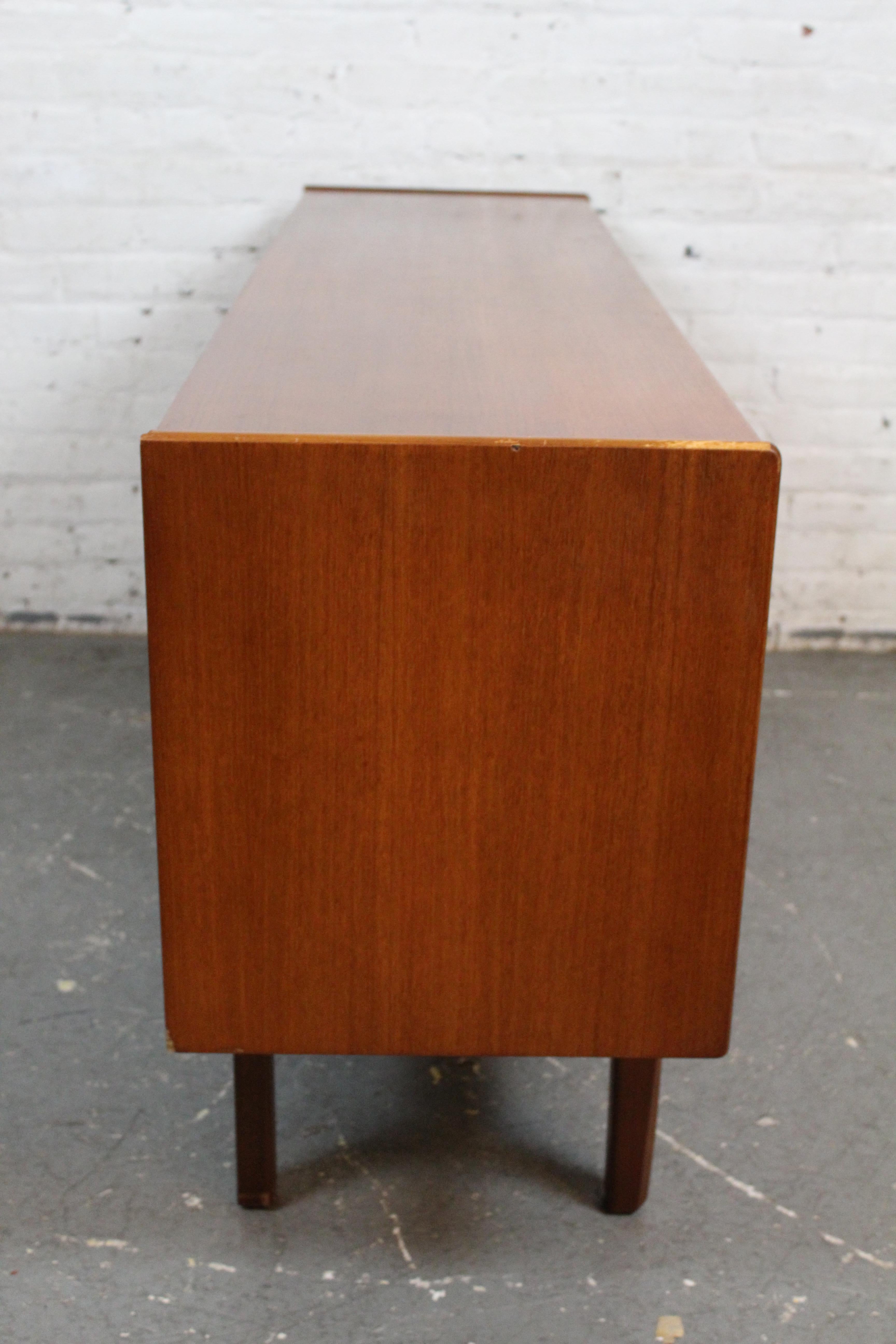 Credenza inglese di metà secolo in teak di William Williams in vendita 1