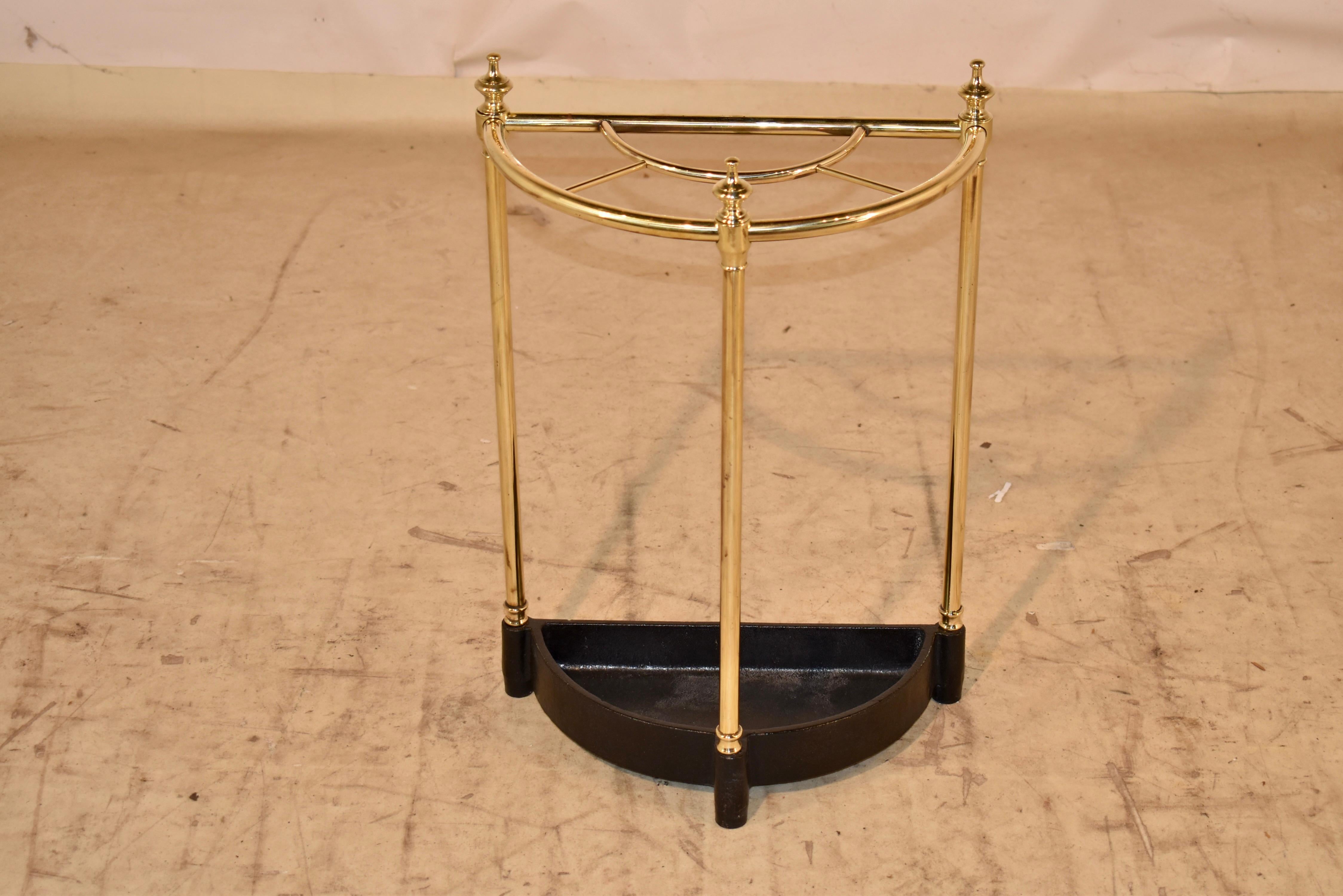 Regenschirm- oder Stockständer aus Messing- und Eisenguss aus England, ca. 1950.  Der Ständer hat die Form einer Halbmondform, die sich gut für Flure eignet.  

Auf der Oberseite befinden sich dekorative Zierelemente, während die Beine ein