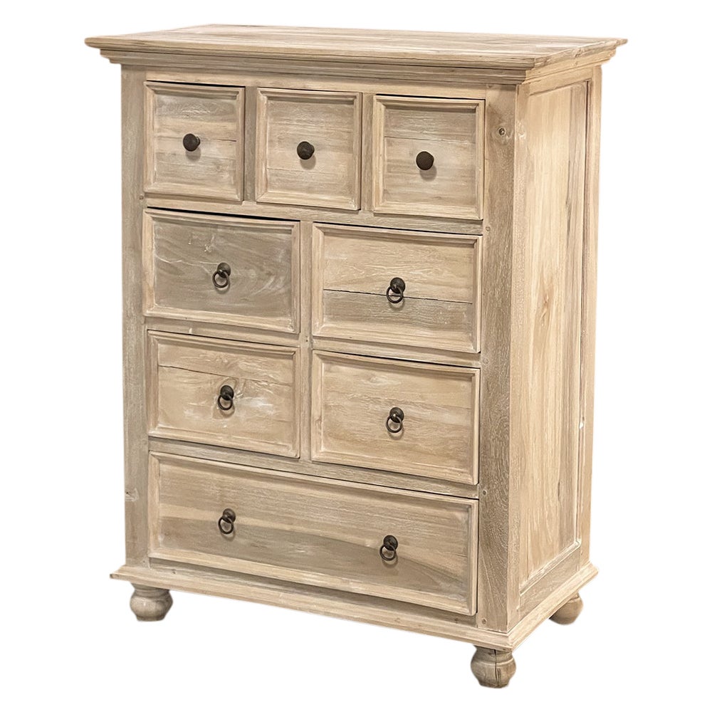 Commode anglaise du milieu du siècle blanchie à la chaux