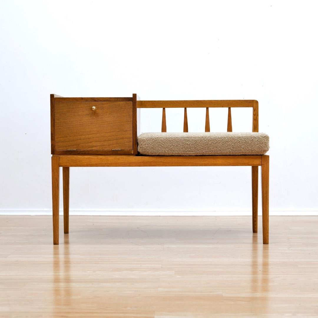 Mid-Century-Eingangsbank in Eiche & Boucle im Zustand „Gut“ im Angebot in Los Angeles, CA