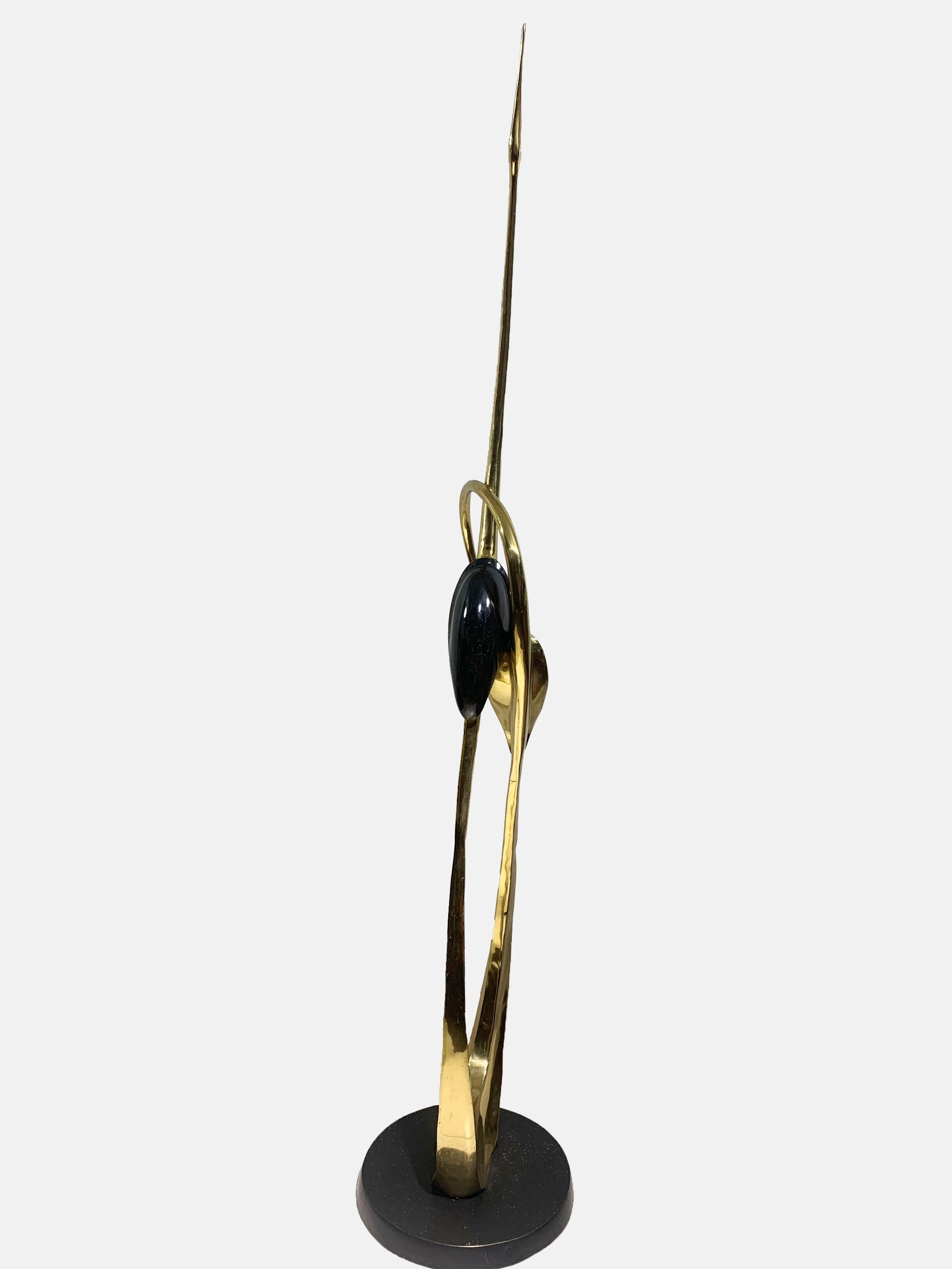 Questo squisito pezzo presenta due graziose gru, elegantemente intrecciate al collo, con le gambe che formano un piedistallo. 
Il design sofisticato e la presenza glamour della scultura la rendono un punto focale di grande impatto in qualsiasi