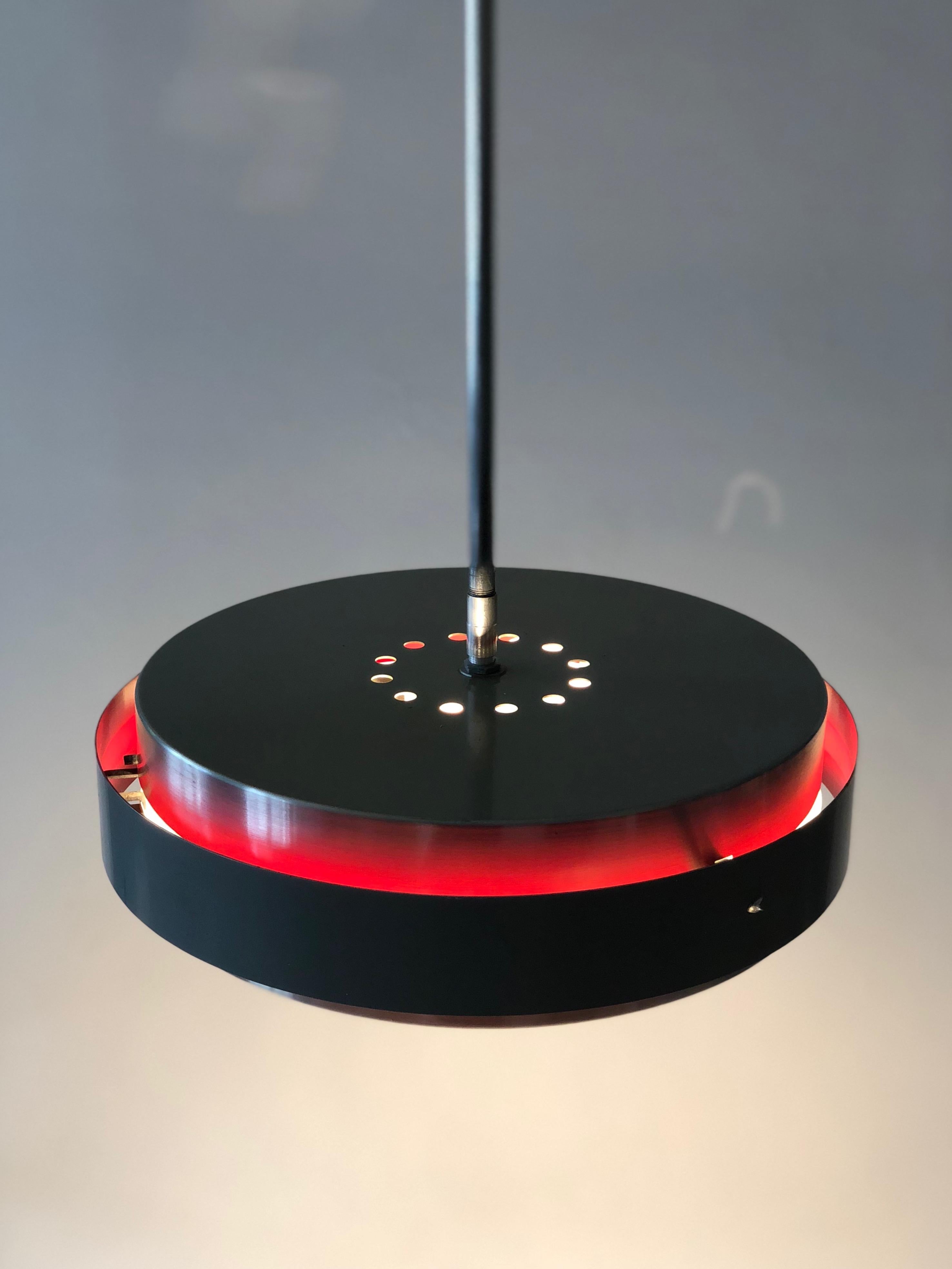 Lampada a sospensione equatoriale di metà secolo con effetto luce colorata rossa In condizioni buone in vendita a Vienna, Austria