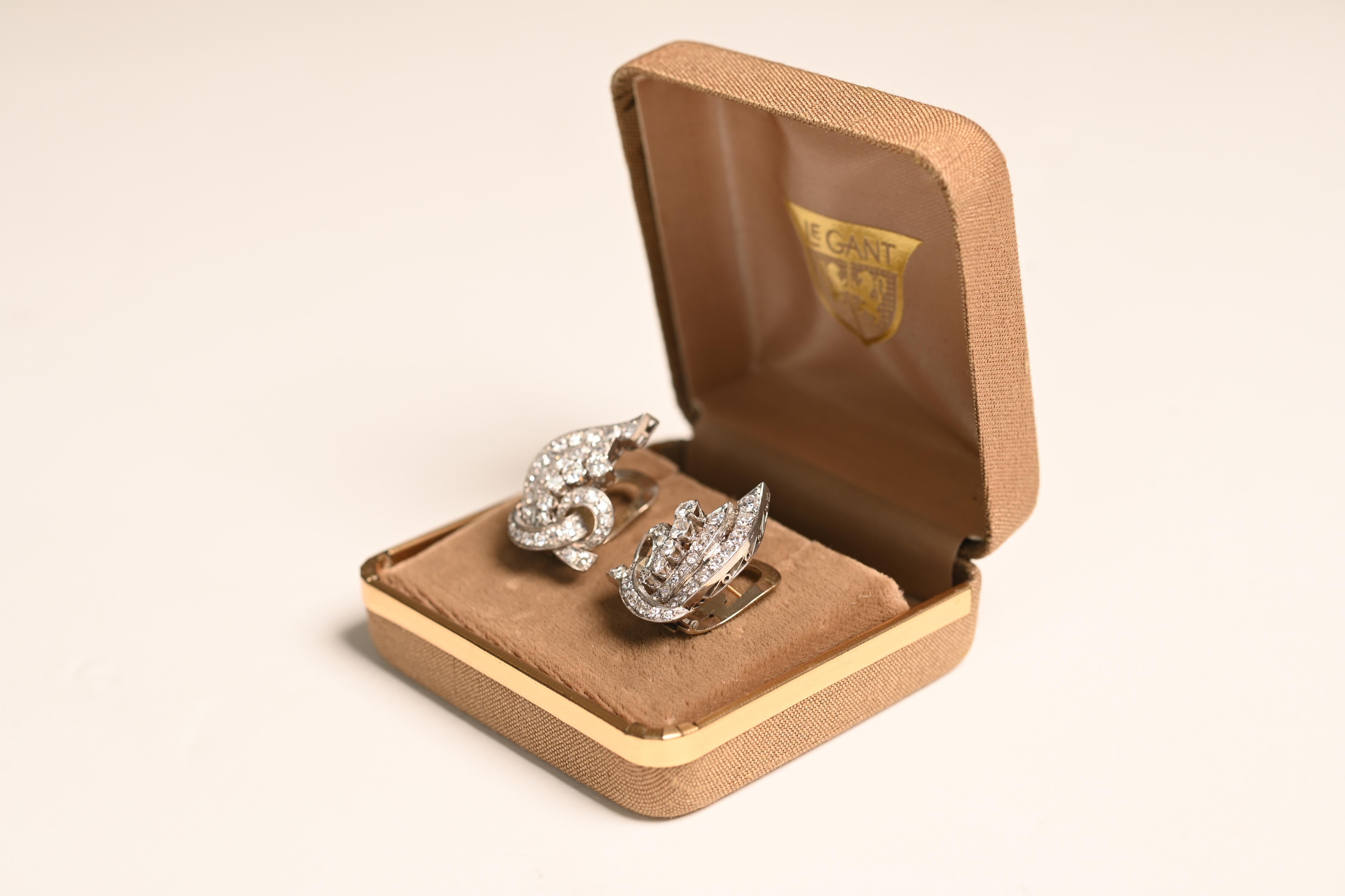 Art déco Boucles d'oreilles à clip en diamant de l'époque du milieu du siècle (environ 2,4 carats), platine en vente