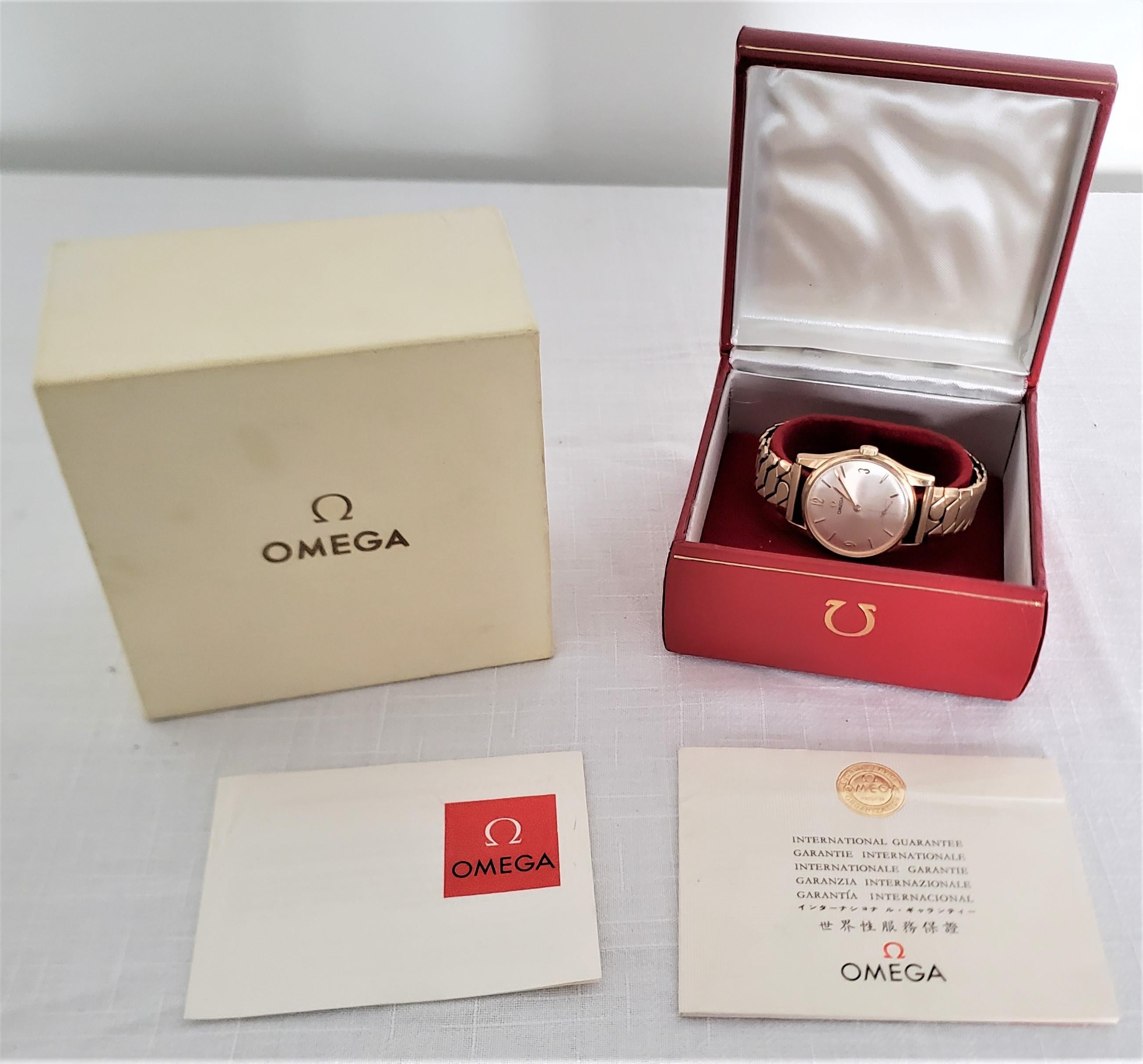 Montre-bracelet Omega pour homme en or jaune 9 carats d'époque du milieu du siècle, avec boîtes et papiers en vente 2