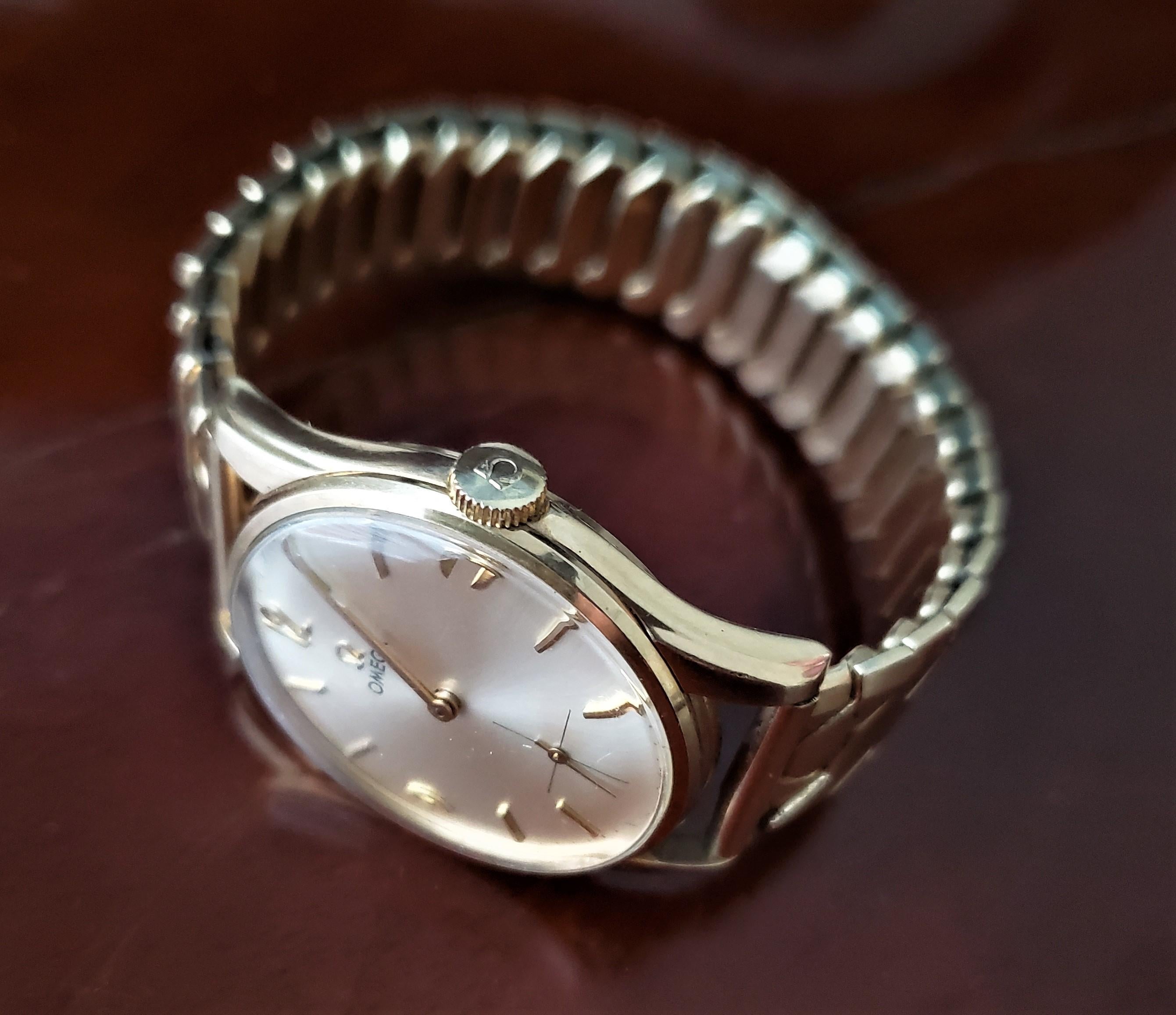 Mid-Century Era 9 Karat Yellow Gold Men's Omega Wristwatch with Boxes & Papers In Good Condition For Sale In Hamilton, Ontario