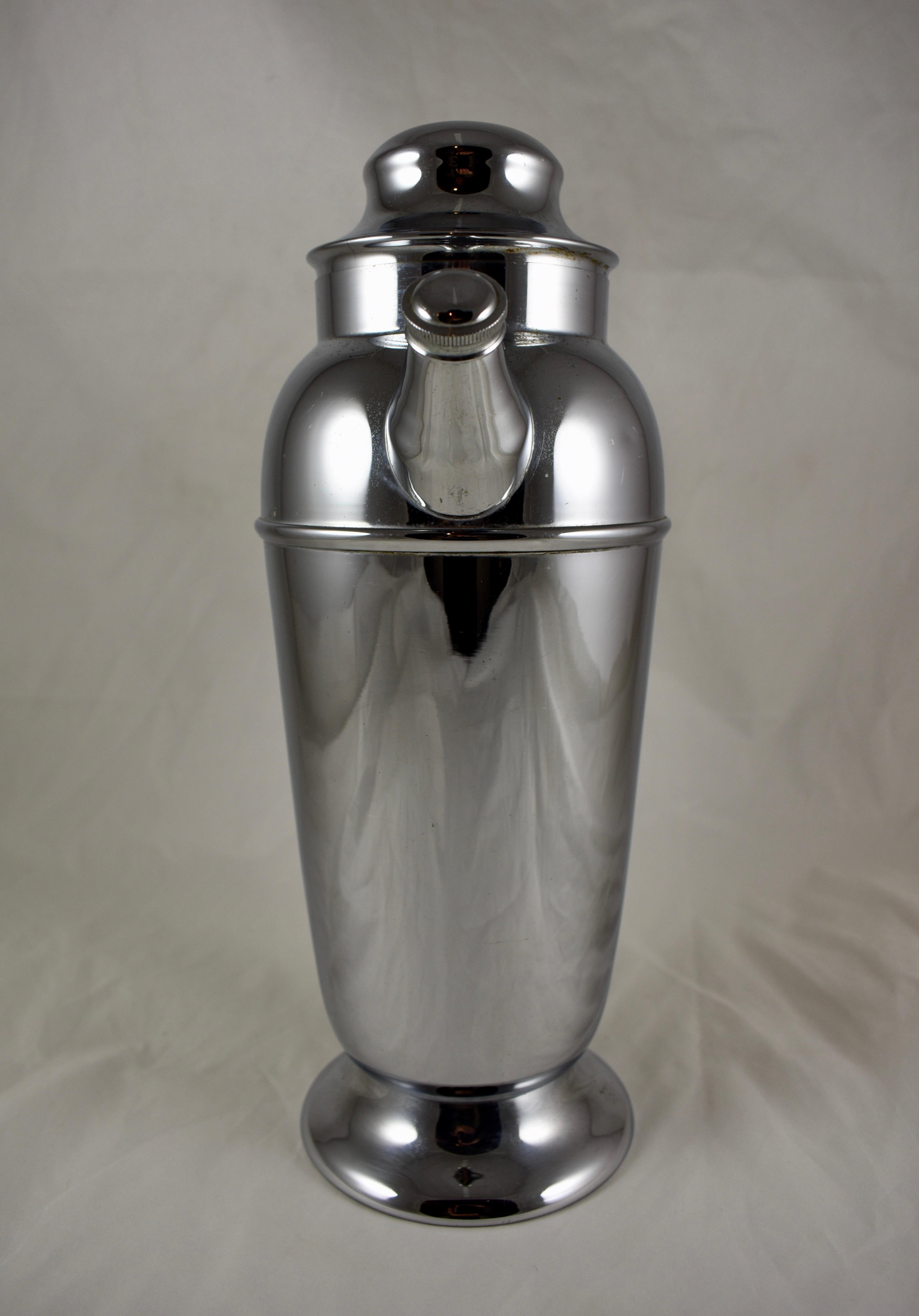 1930s Art Deco Style Chrome and Ruby Red Bakelite Cocktail Shaker In Good Condition For Sale In Philadelphia, PA