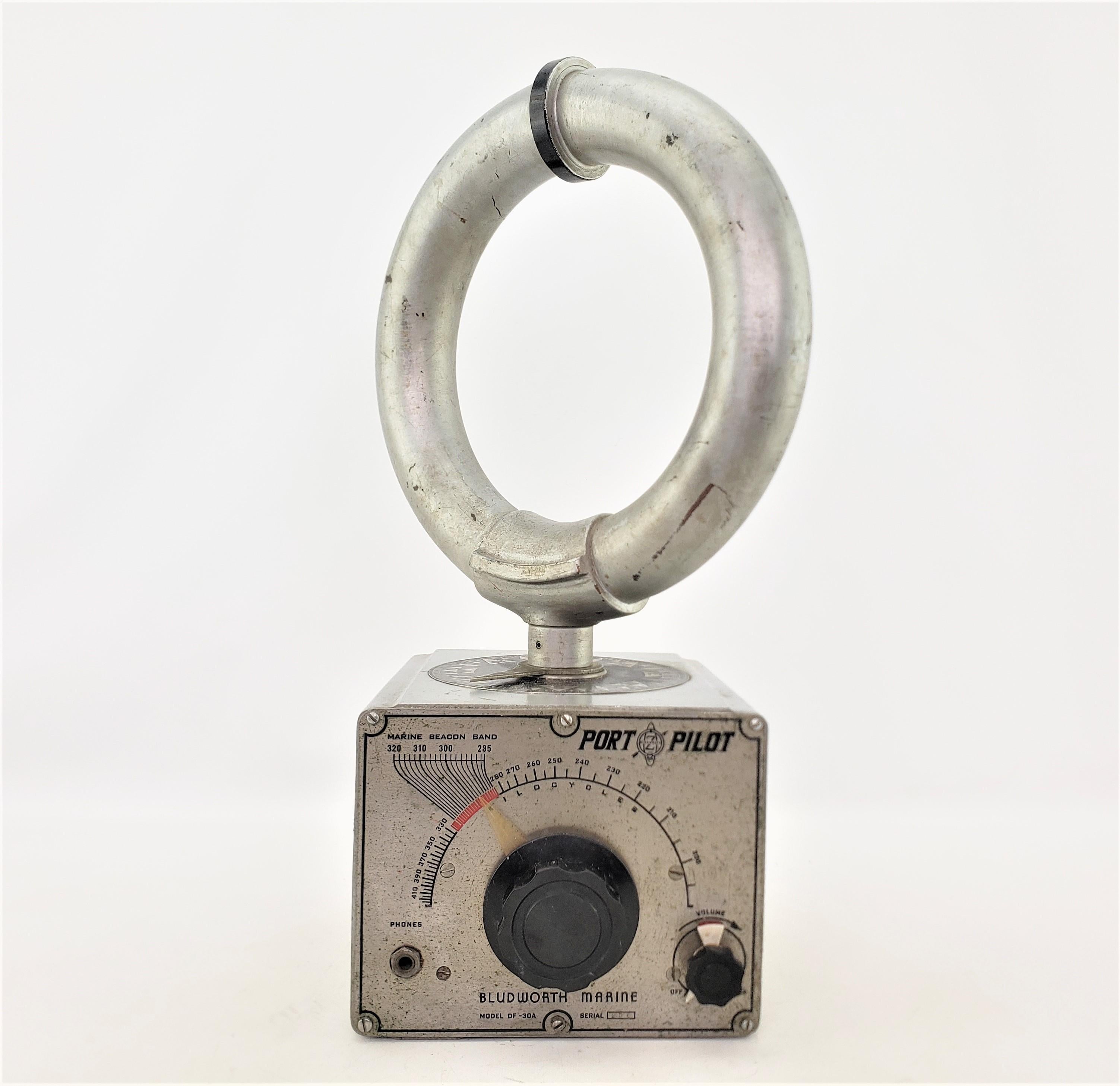 Ce radiogoniomètre nautique vintage a été fabriqué par Bludworth Marine Mfg. aux États-Unis vers 1960 dans le style moderne du milieu du siècle. Le boîtier est en métal avec une finition peinte en gris industriel d'époque avec des chiffres et des