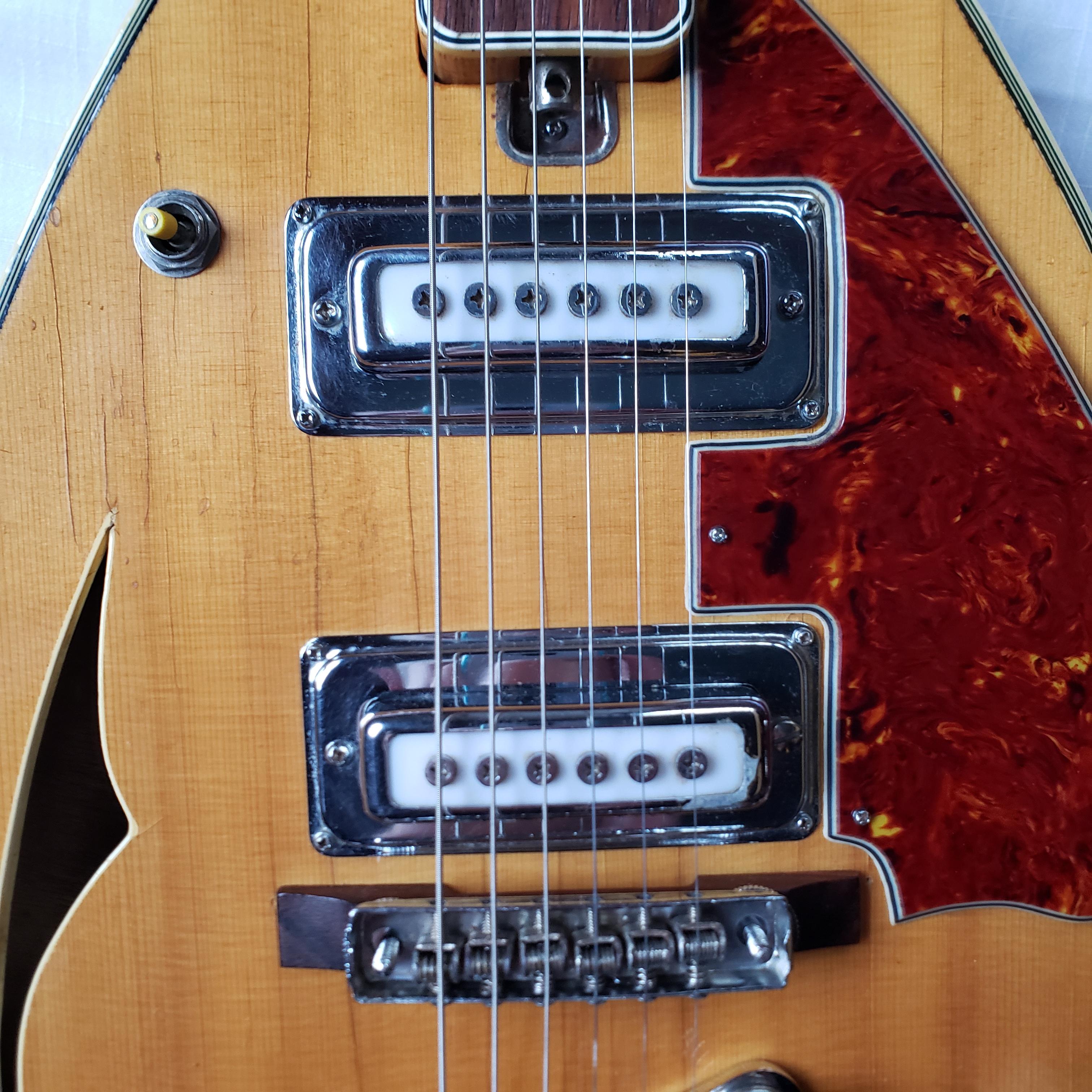 Mid-Century Era Eko Vox Teardrop Mark 6 Hohlkörper 6 String Electric Guitar im Angebot 2