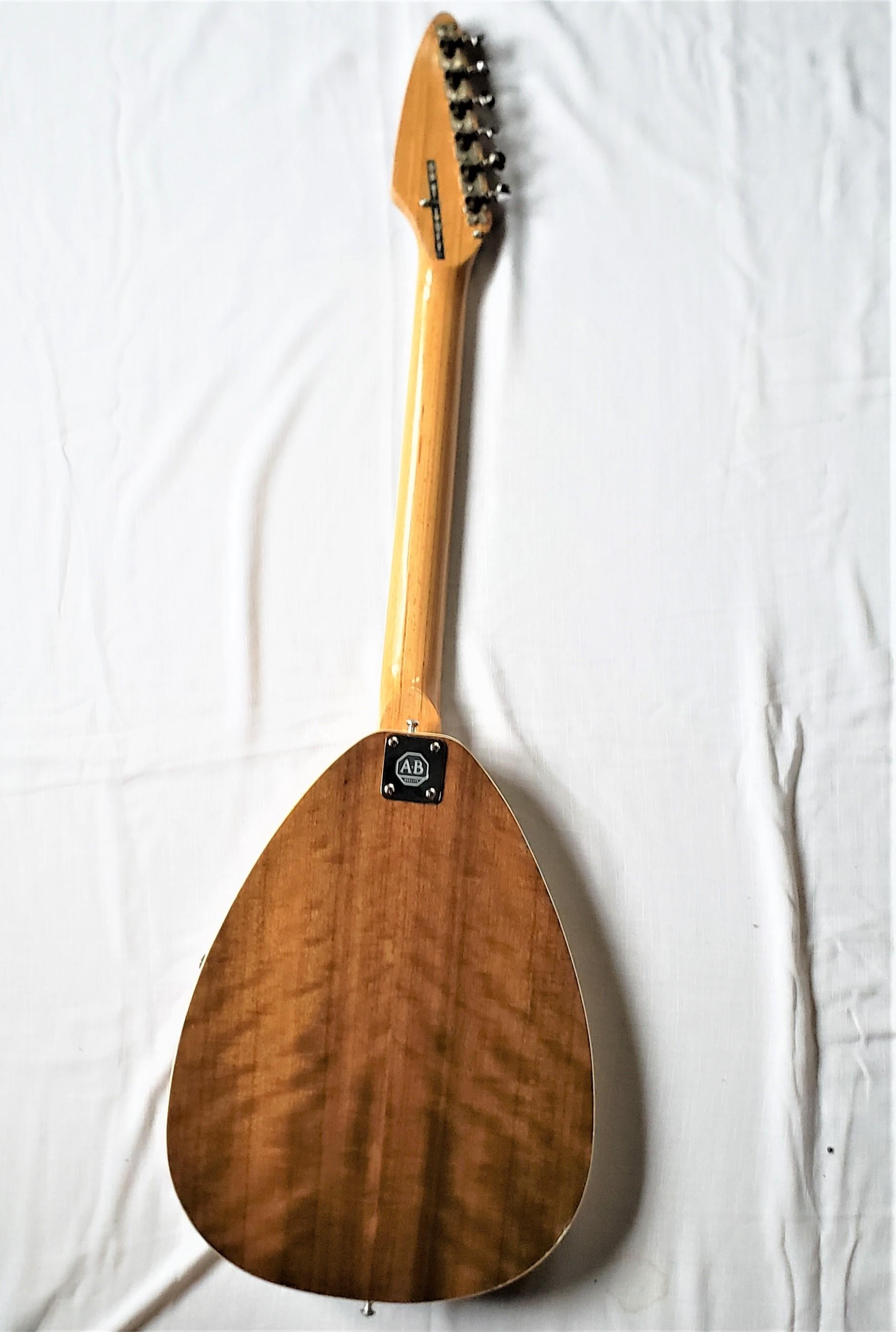 Guitar électrique Eko Vox de l'époque médiévale avec corps creux et cordes de 6, marque Teardrop Mark 6 en vente 4