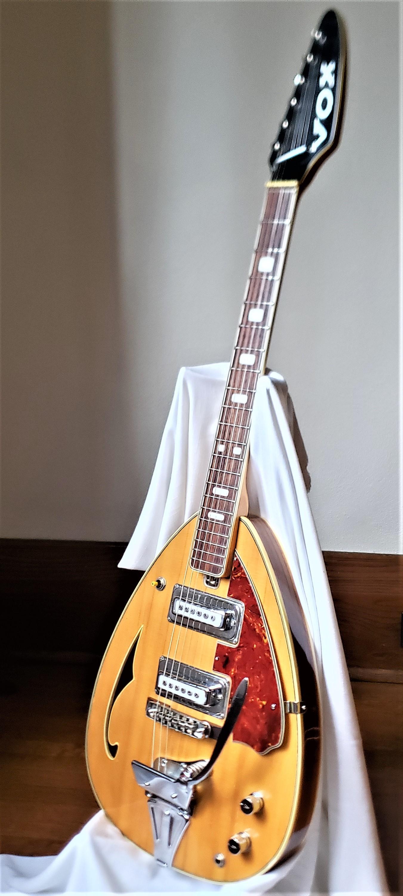 Cette guitare semi creuse en forme de goutte d'eau de l'ère du milieu du siècle a été fabriquée par EKO en Italie pour VOX en 1967 environ, dans le style de l'époque. Le modèle n'est indiqué nulle part sur la guitare, mais nous pensons qu'il s'agit
