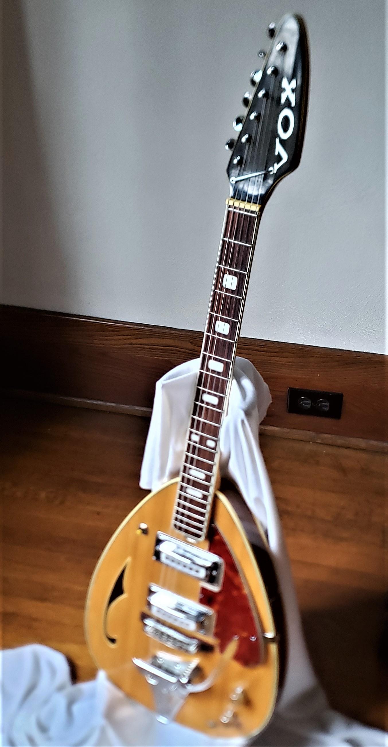 Mid-Century Era Eko Vox Teardrop Mark 6 Hohlkörper 6 String Electric Guitar (Moderne der Mitte des Jahrhunderts) im Angebot