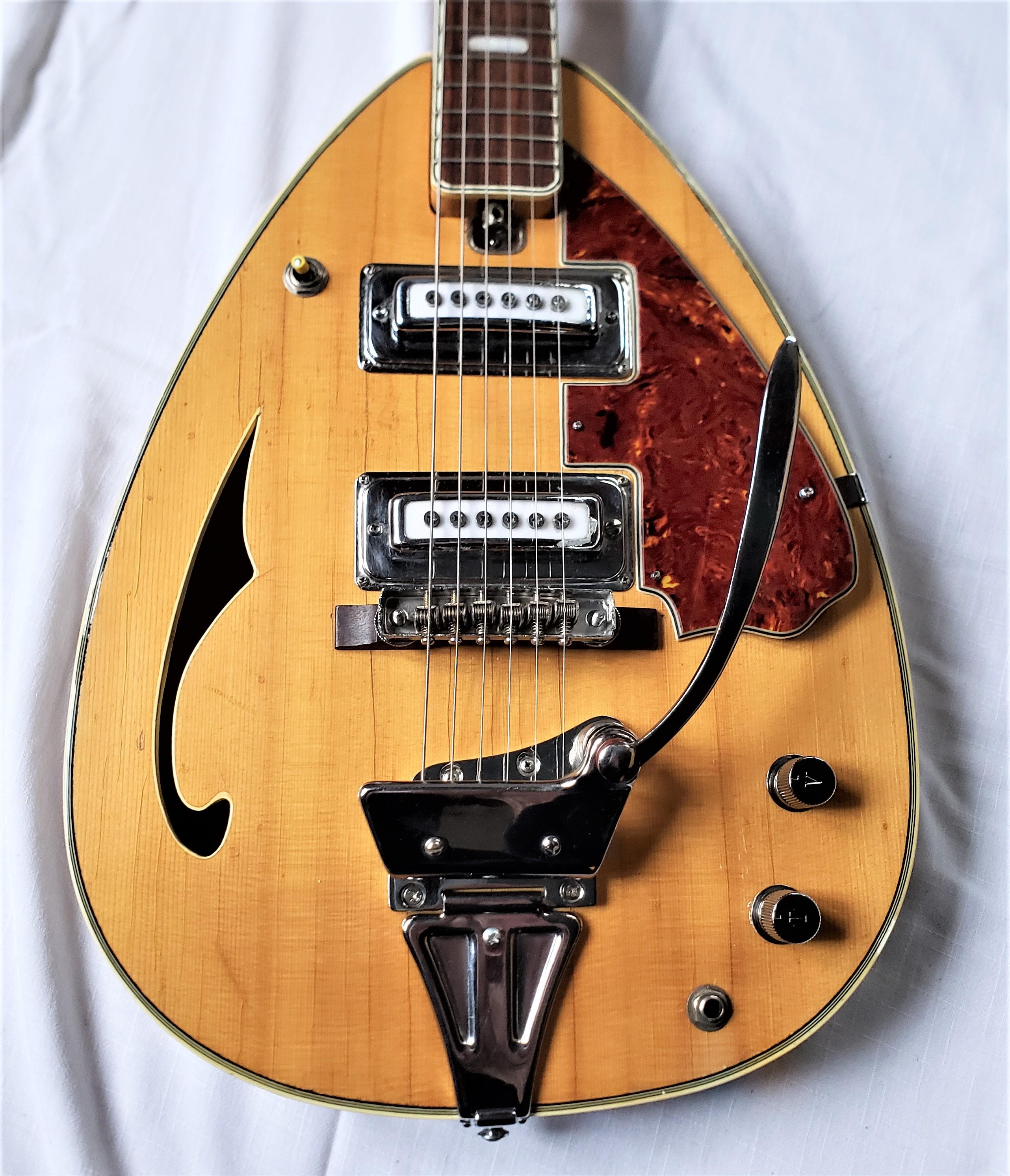 Mid-Century Era Eko Vox Teardrop Mark 6 Hollow Body 6 String Electric Guitar In Good Condition For Sale In Hamilton, Ontario