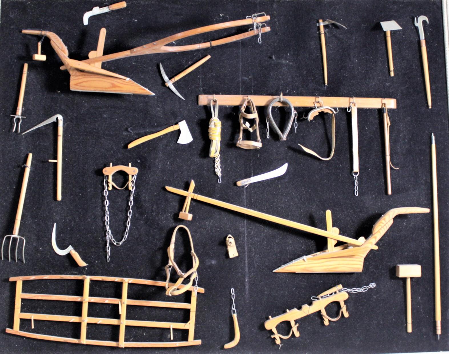 Artisanat Collection d'instruments de ferme anciens miniatures fabriqués à la main par l'artisanat de l'époque médiévale en vente