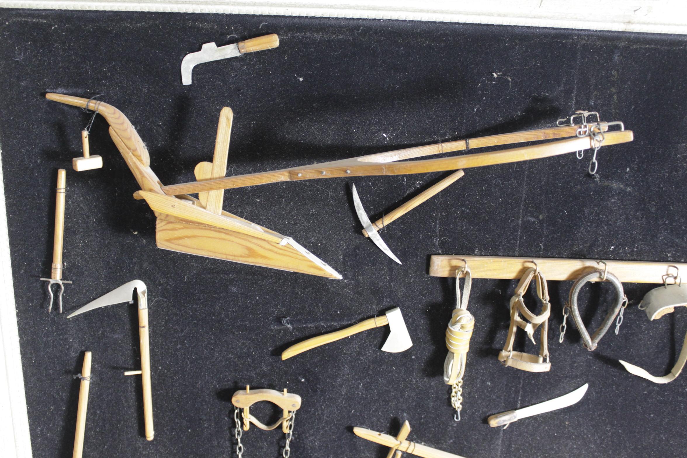 Sculpté à la main Collection d'instruments de ferme anciens miniatures fabriqués à la main par l'artisanat de l'époque médiévale en vente