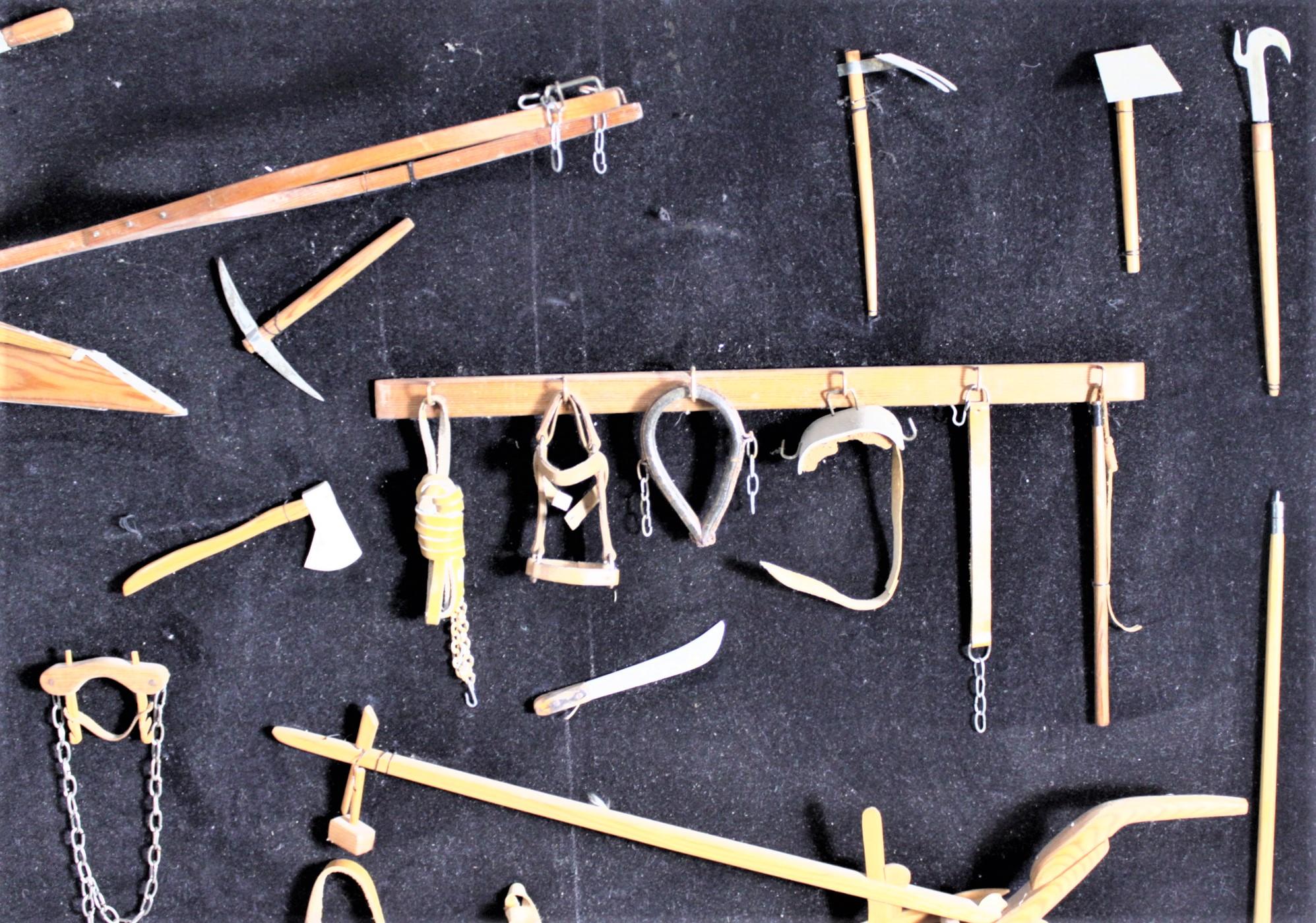 Collection d'instruments de ferme anciens miniatures fabriqués à la main par l'artisanat de l'époque médiévale Bon état - En vente à Hamilton, Ontario