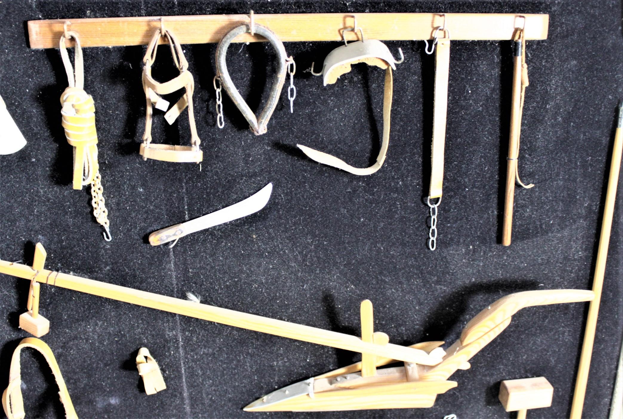 20ième siècle Collection d'instruments de ferme anciens miniatures fabriqués à la main par l'artisanat de l'époque médiévale en vente