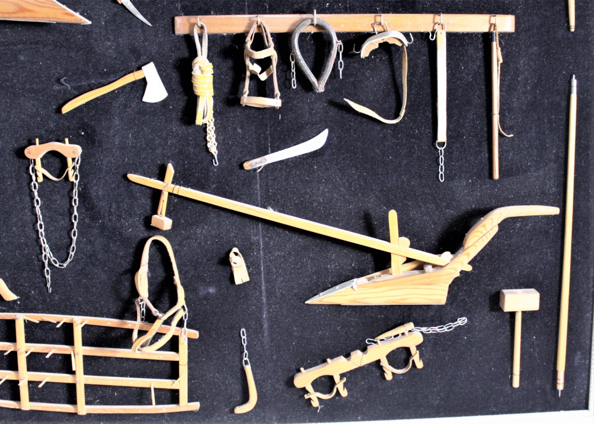 Cuir Collection d'instruments de ferme anciens miniatures fabriqués à la main par l'artisanat de l'époque médiévale en vente