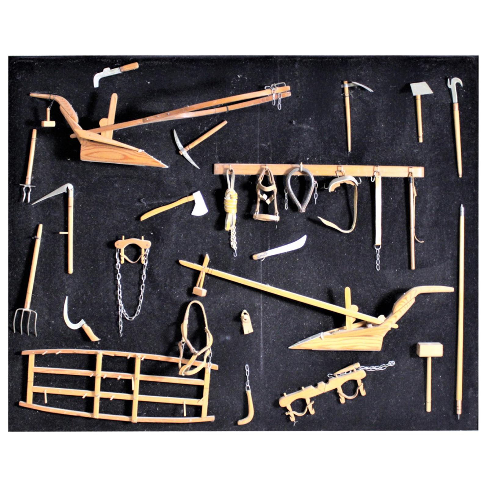 Collection d'instruments de ferme anciens miniatures fabriqués à la main par l'artisanat de l'époque médiévale en vente