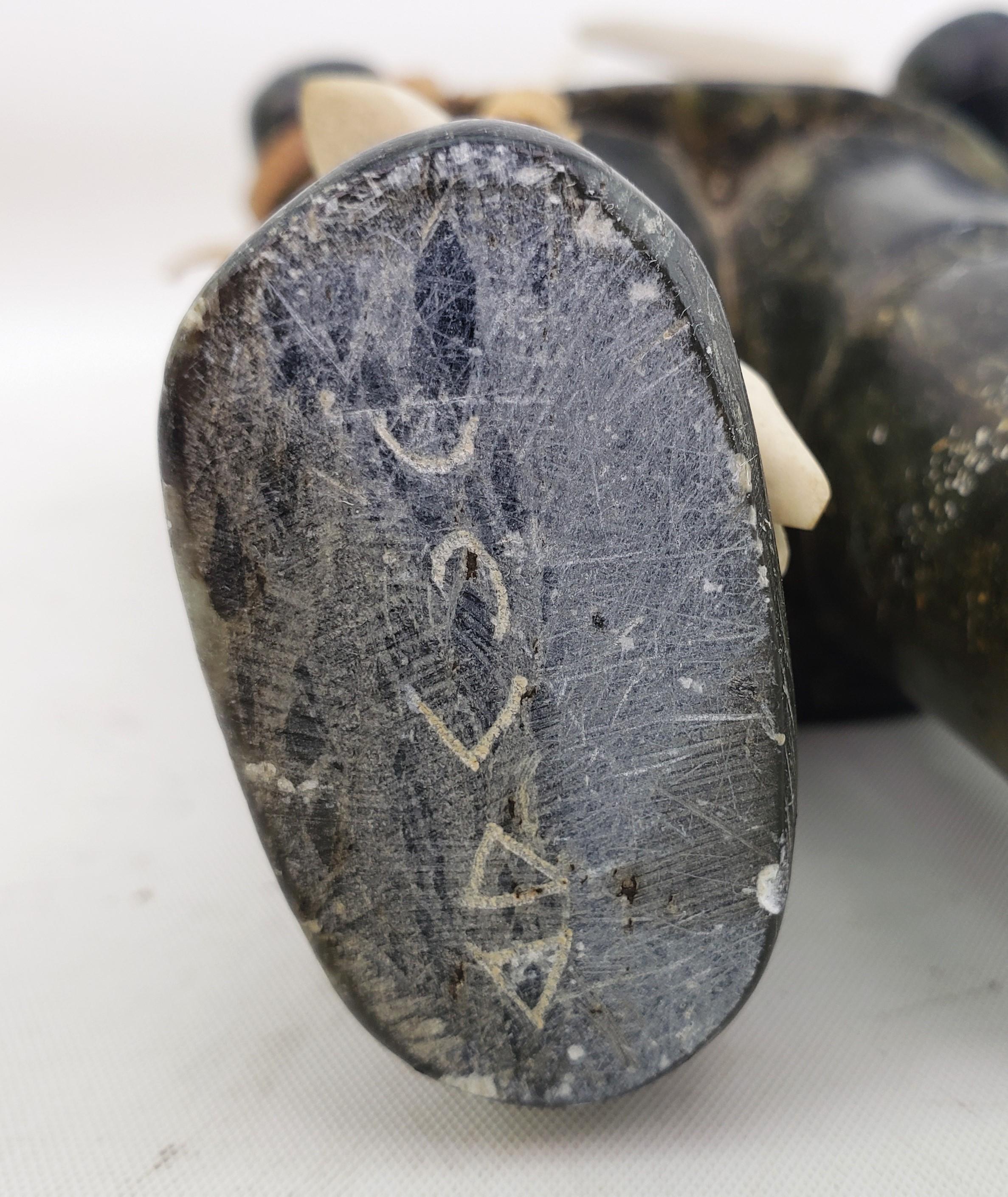 Sculpture en stéatite Inuit du milieu du siècle représentant un chasseur debout en vente 3