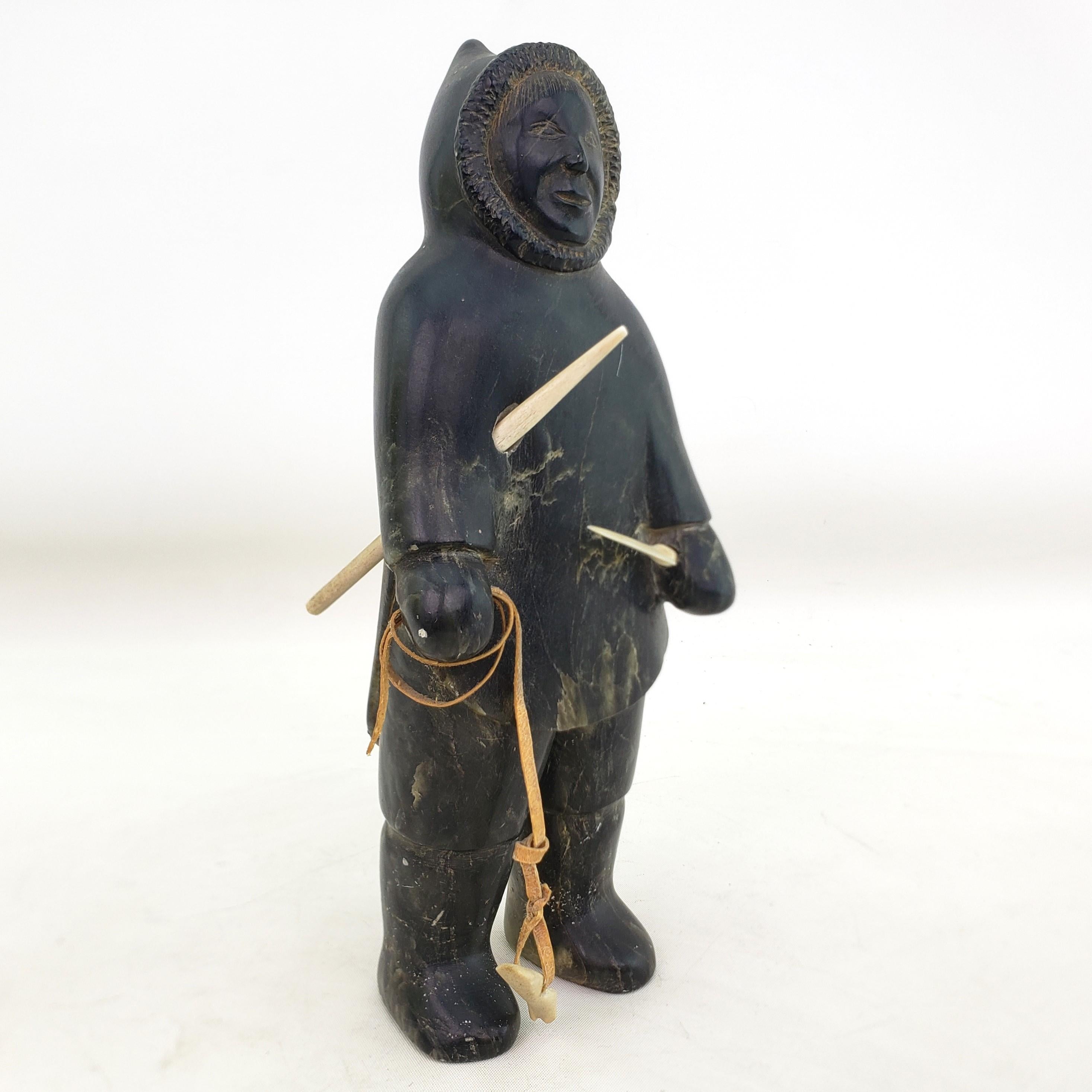 Inuit-Soapstoneschnitzerei eines stehenden Jägers aus der Mitte des Jahrhunderts (Volkskunst) im Angebot