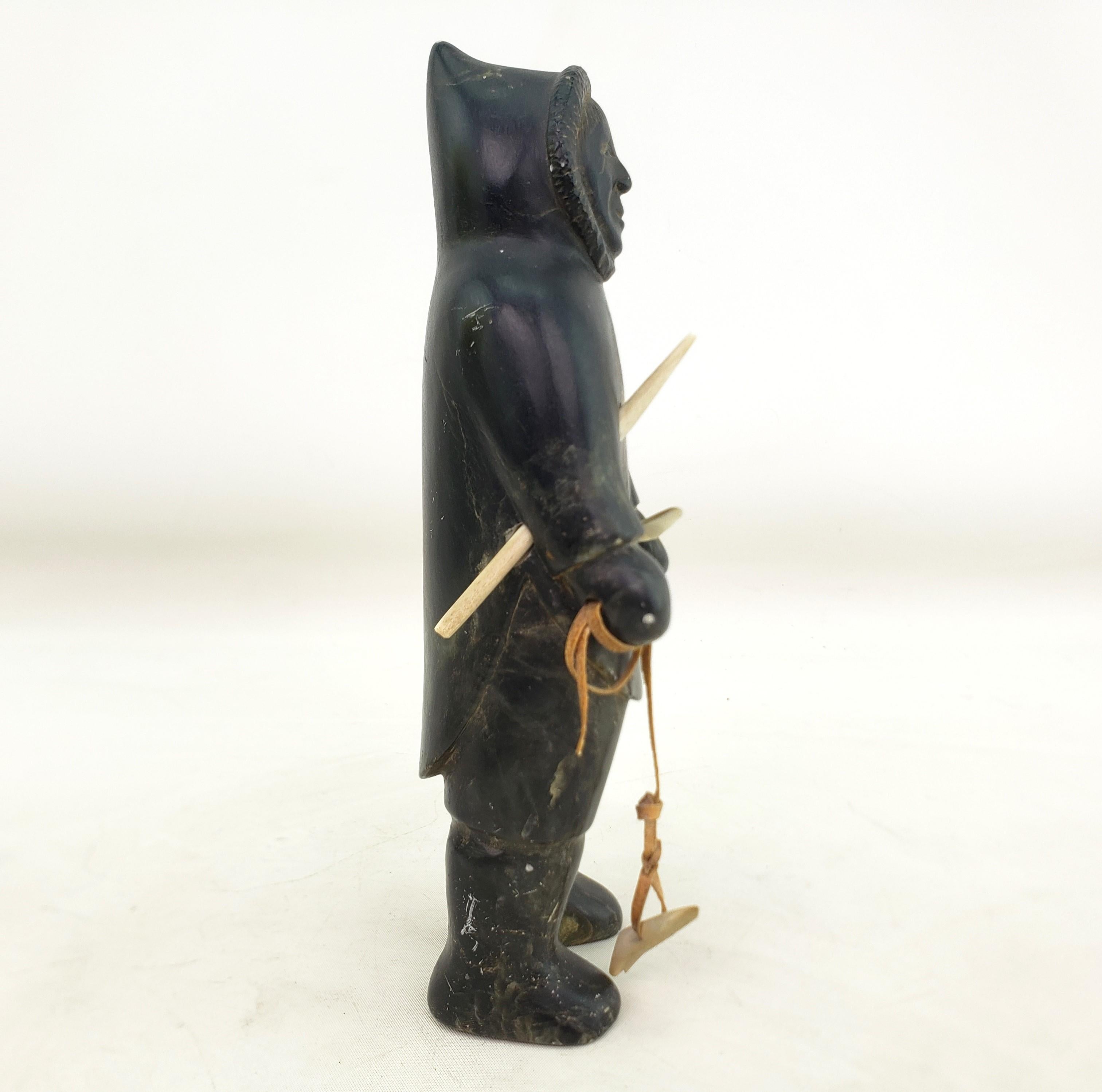 Canadien Sculpture en stéatite Inuit du milieu du siècle représentant un chasseur debout en vente