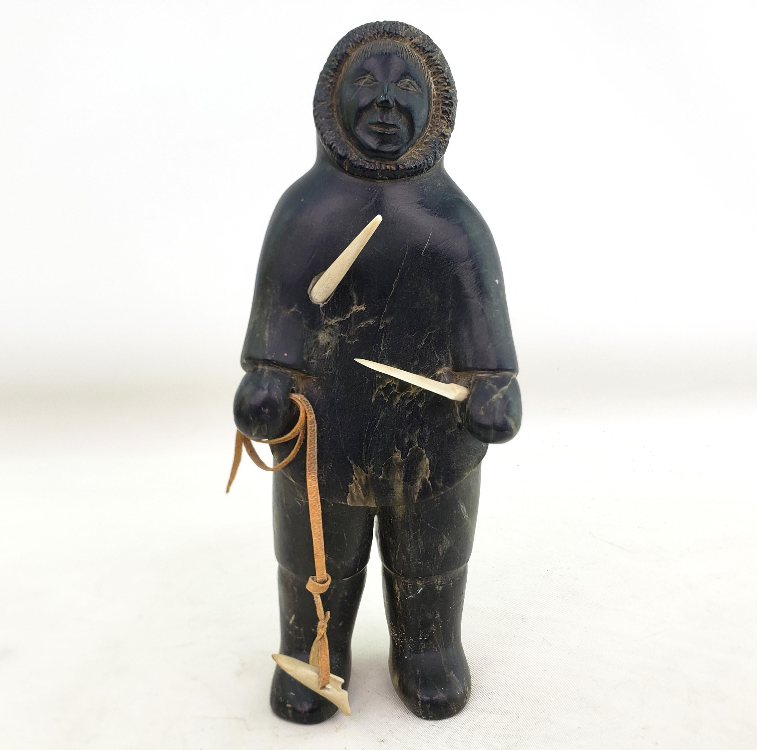 Inuit-Soapstoneschnitzerei eines stehenden Jägers aus der Mitte des Jahrhunderts (20. Jahrhundert) im Angebot