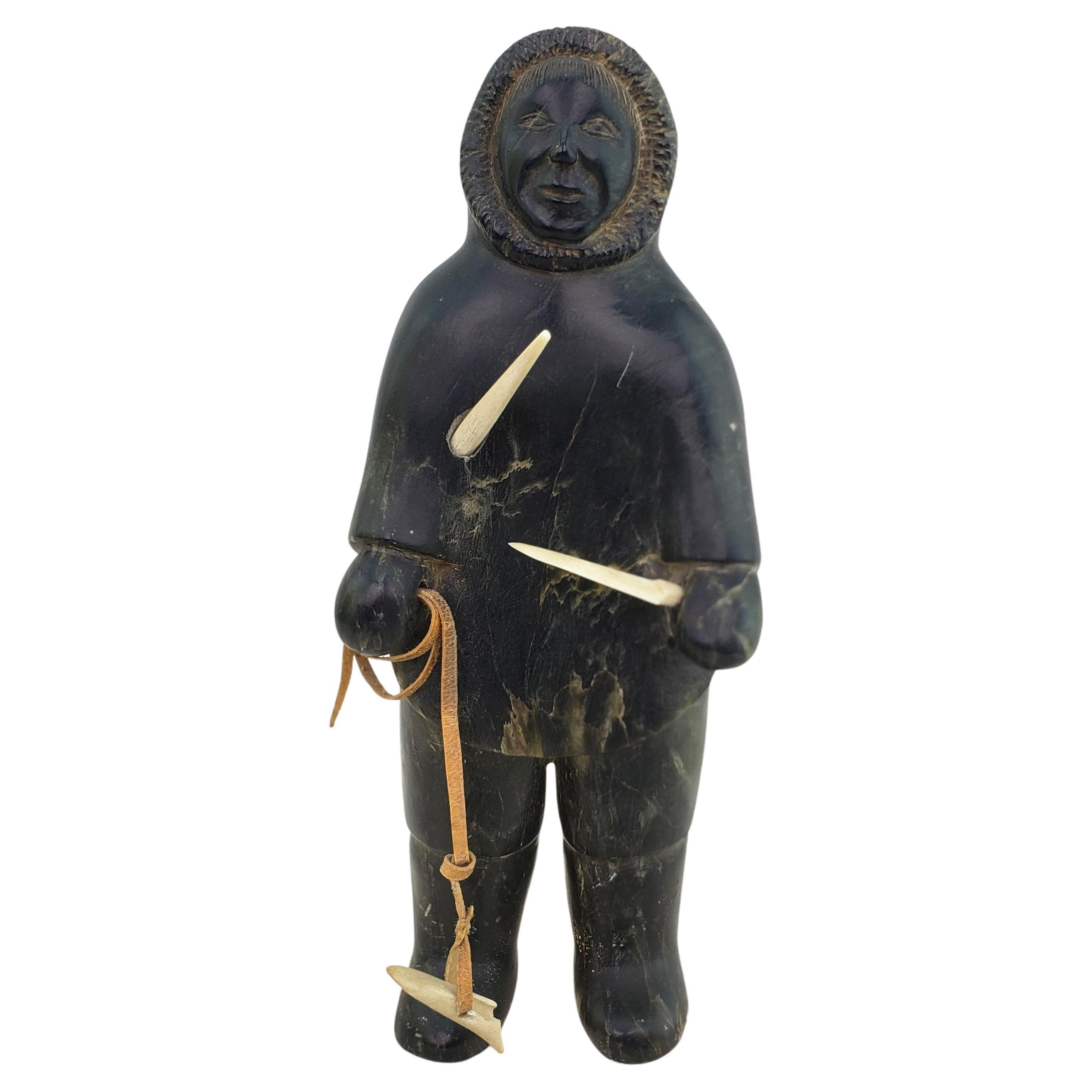 Sculpture en stéatite Inuit du milieu du siècle représentant un chasseur debout en vente