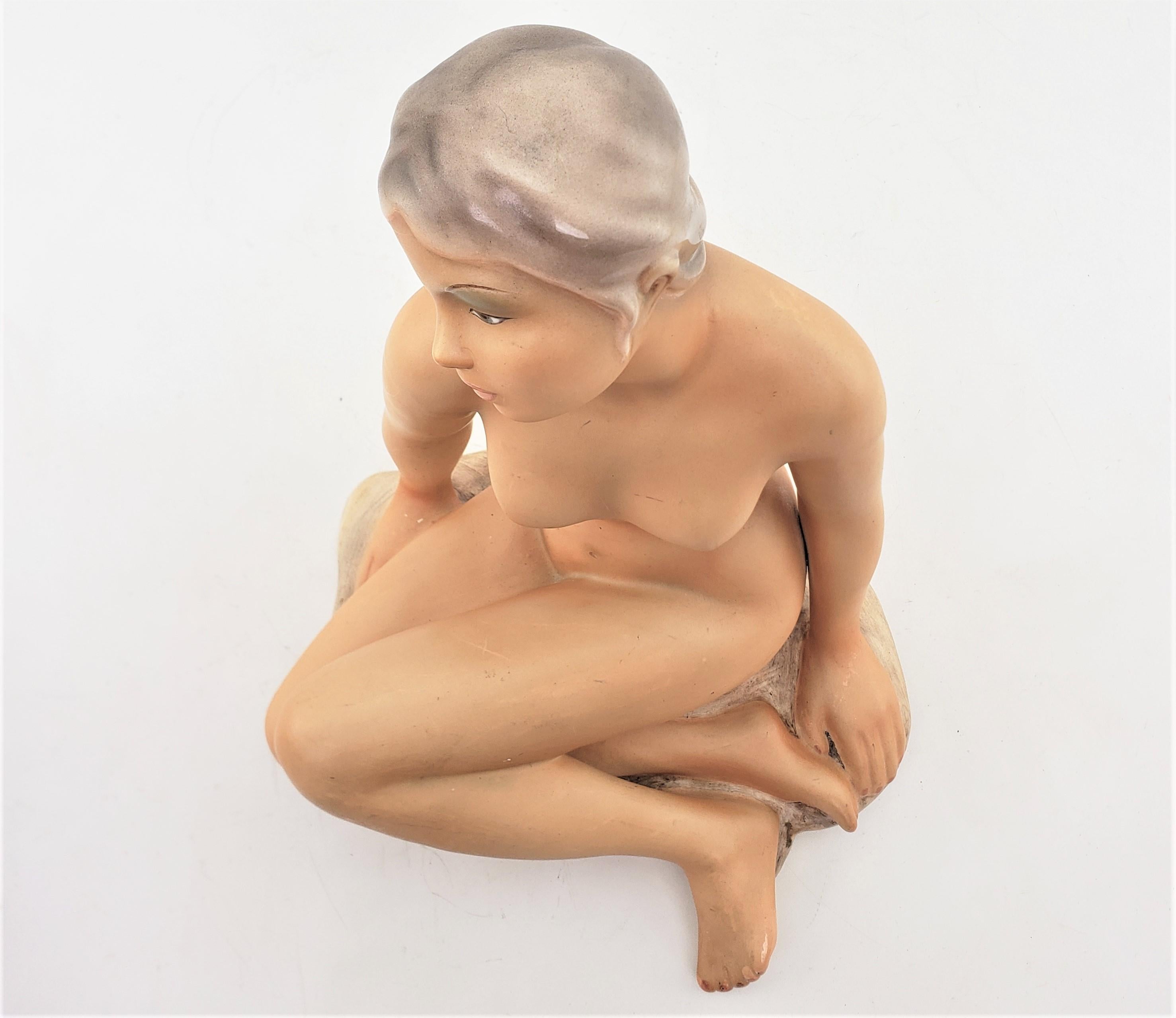 Céramique Sculpture italienne en céramique représentant une jeune femme nue peinte à la main, datant du milieu du siècle dernier en vente