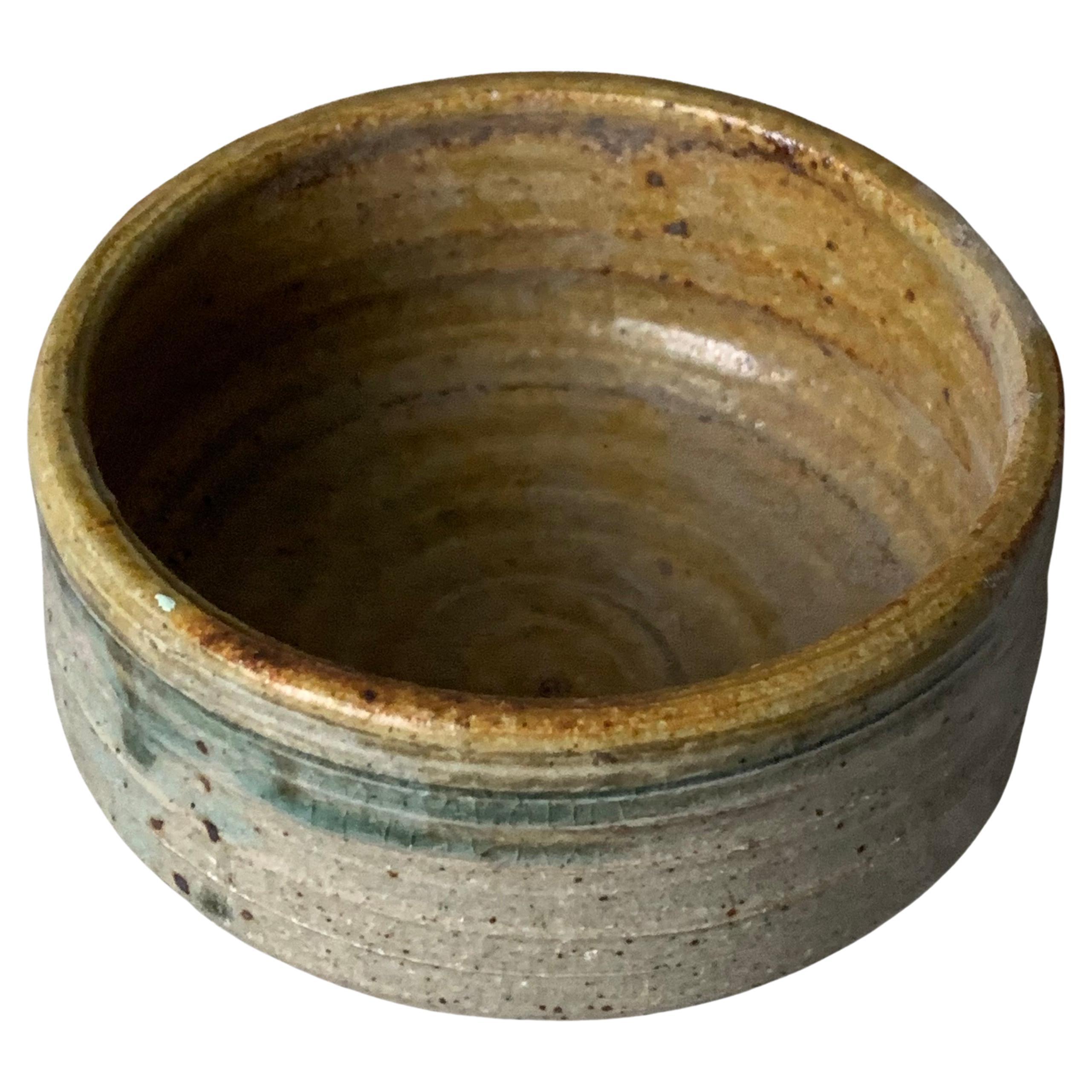 Mid-Century-Ära, Salbeigrün, glasierte Studio-Keramik, Vase und Schale, signiert (Moderne der Mitte des Jahrhunderts) im Angebot