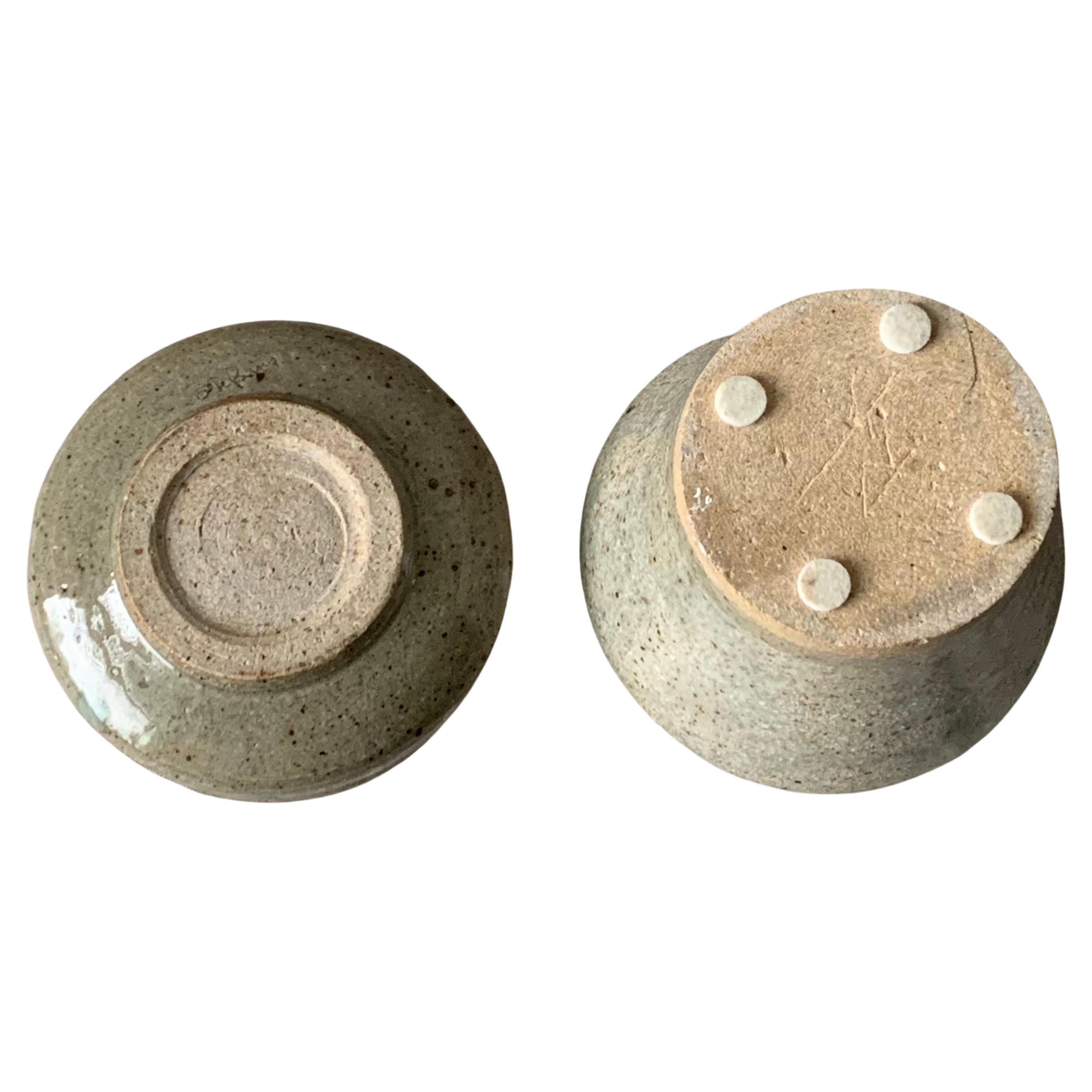 Mid-Century-Ära, Salbeigrün, glasierte Studio-Keramik, Vase und Schale, signiert (Handgefertigt) im Angebot