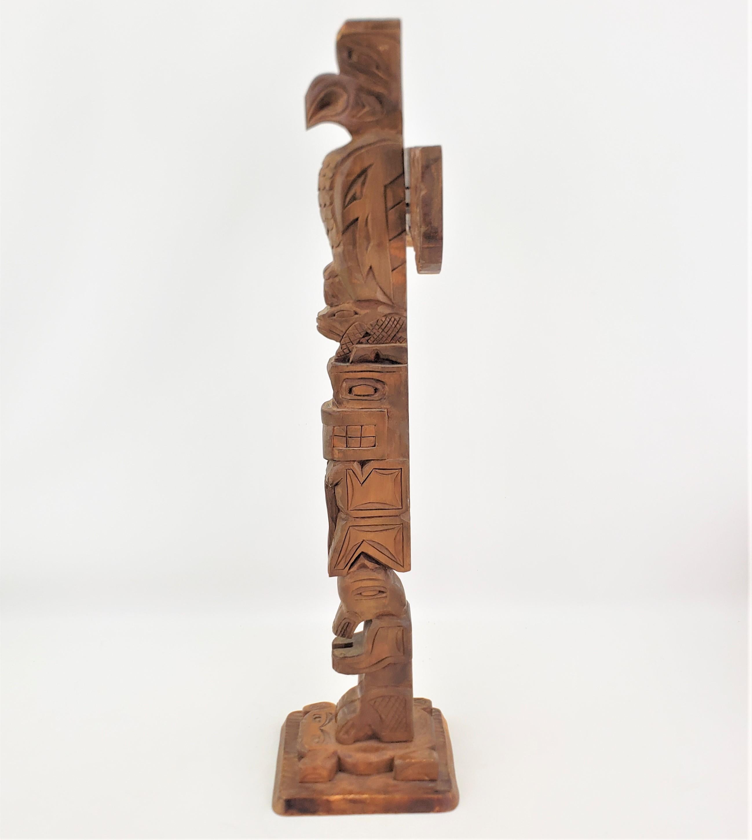 Artisanat Mât totémique canadien autochtone Haida en cèdre de la côte ouest, signé, d'époque du milieu du siècle en vente