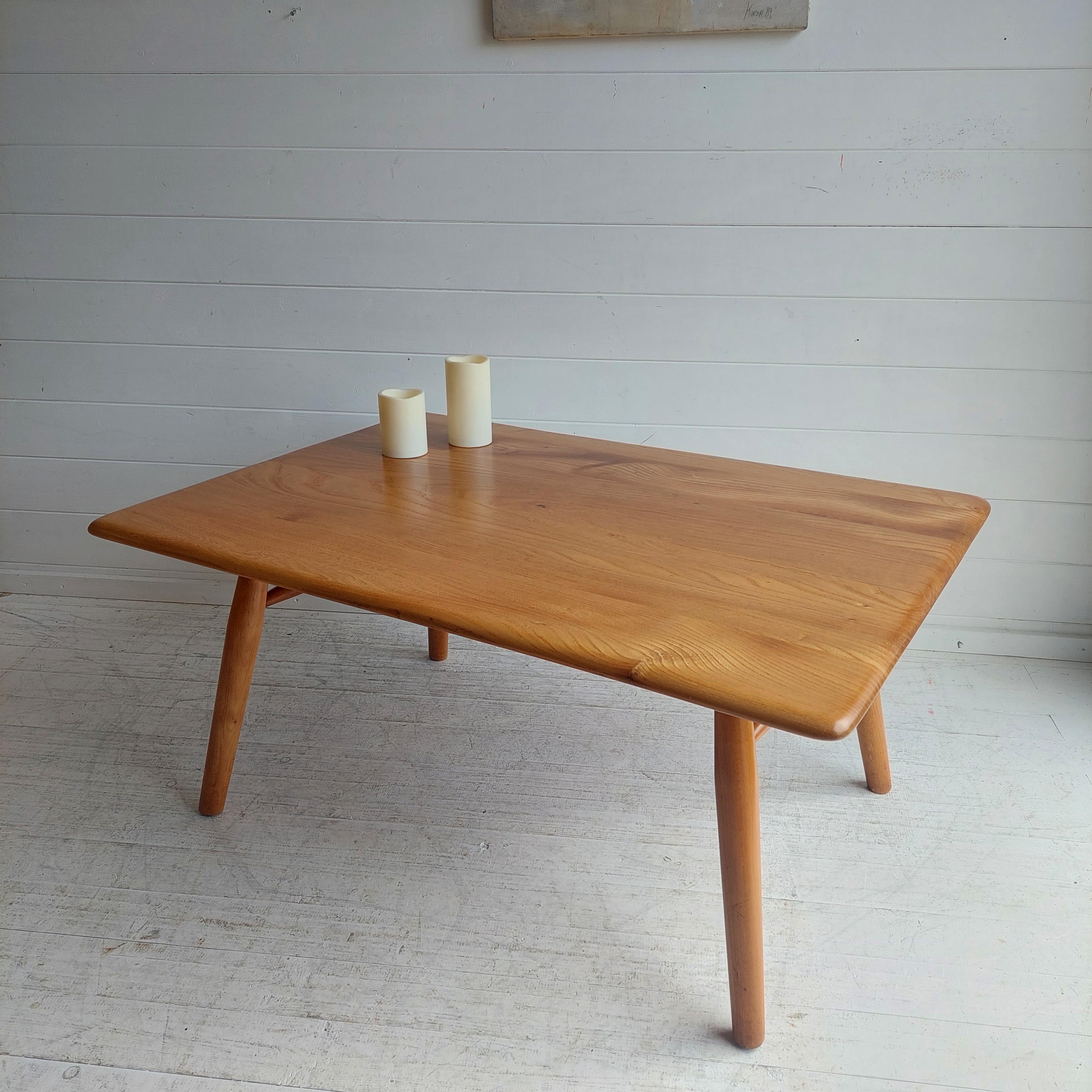 Mid Century Ercol Blonde coffee table with magazine rack, 1950s 1960s In Good Condition For Sale In Leamington Spa, GB