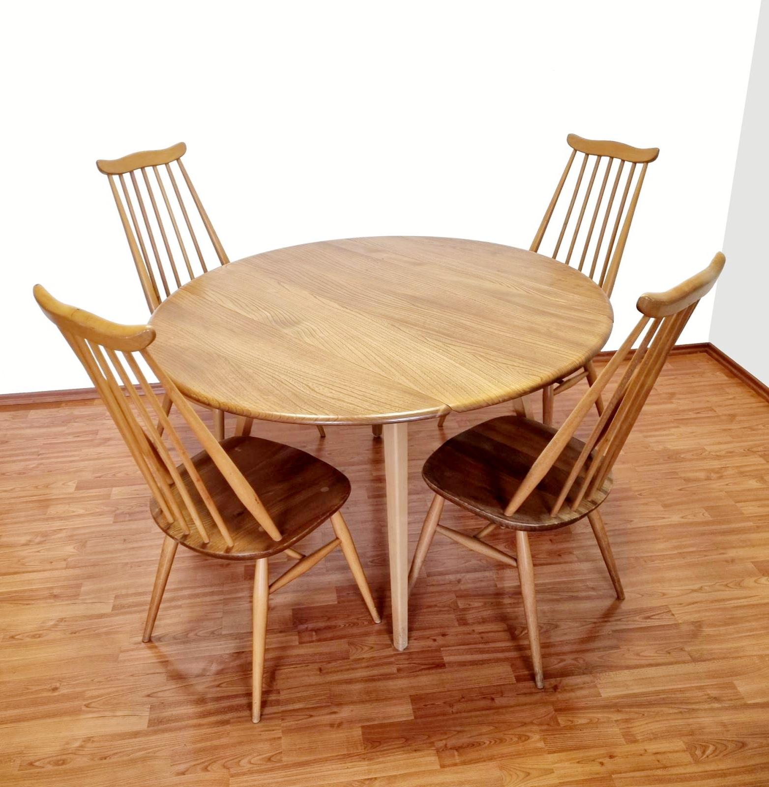 Bel ensemble de salle à manger Ercol du milieu du siècle avec table à feuilles tombantes et 4 chaises modèle 369 Goldsmith.
L'ensemble est en très bon état.

Longueur  63 cm (feuilles fermées)
Longueur 124 cm (complètement ouvert)