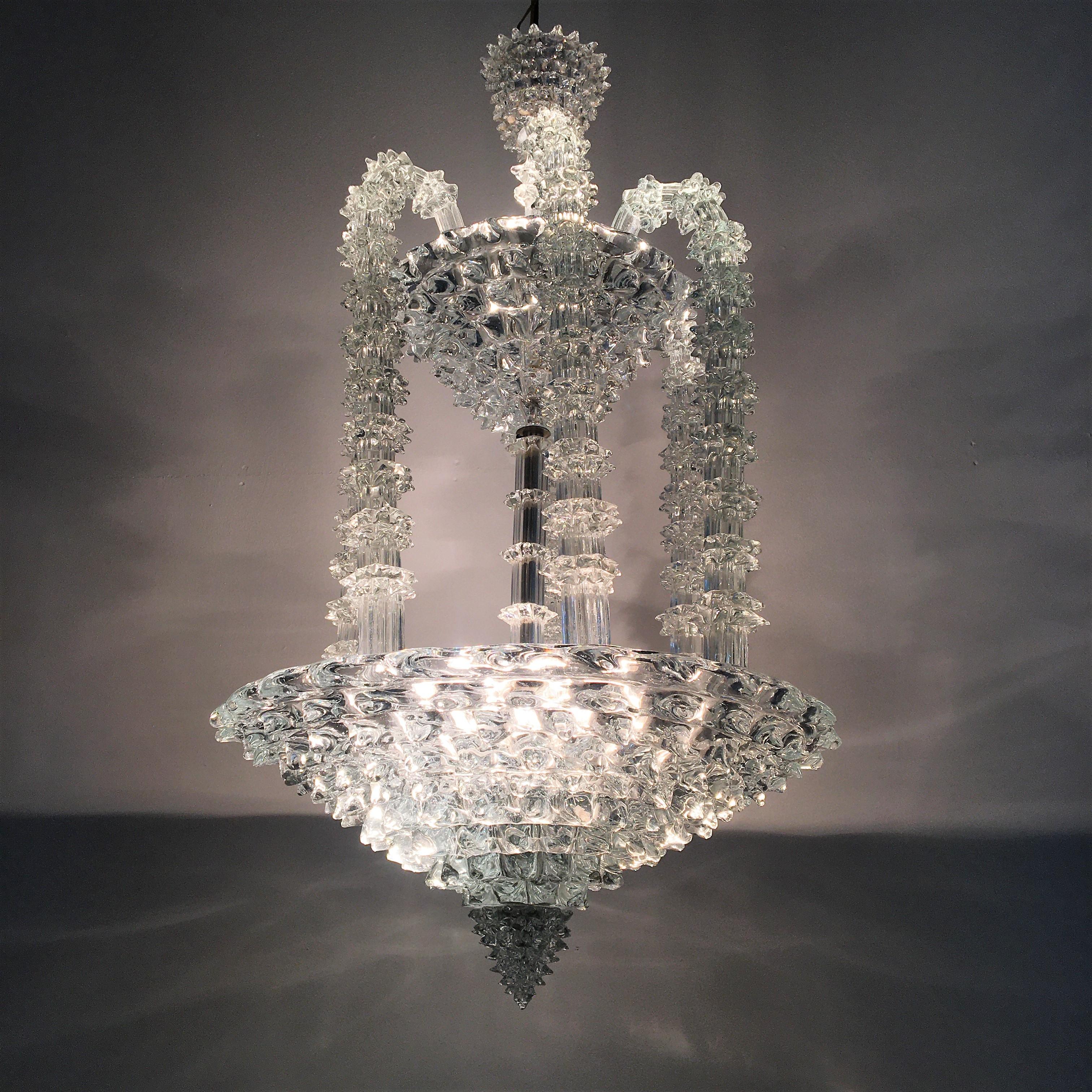 Imposing and rarechandelier in rostrato Murano crystal with nine lights, with two tops in thick glass, and six drop-shaped elements in the shape of a fountain. By Ercole Barovier, Italy in the 1930s.
Wear consistent with age and use. 

There is a