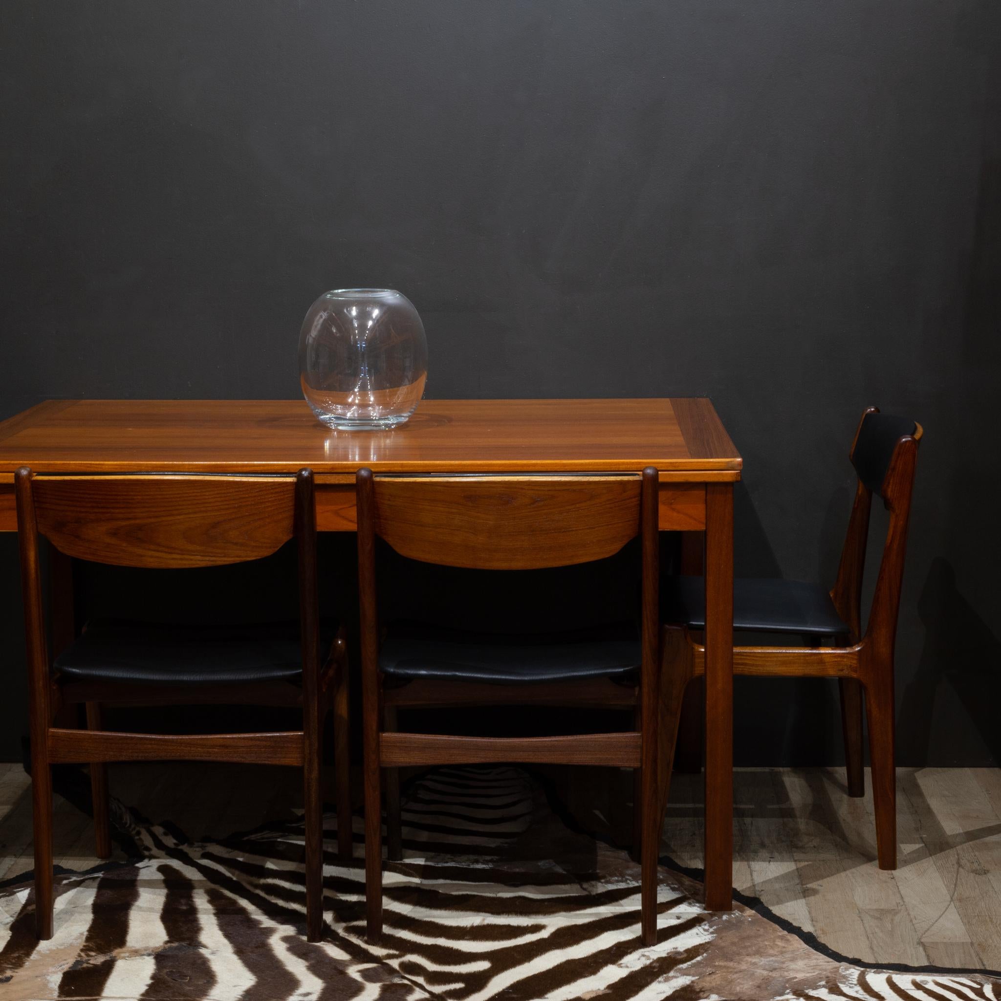 ÜBER

Ein Satz von vier Esszimmerst�ühlen mit Rahmen aus zweifarbigem Teakholz. Dunklerer Rahmen und hellere Rückenlehne. Neu gepolstert mit neuem schwarzem strukturiertem Vinyl.

    Schöpfer Wird Erik Buch, Dänemark, zugeschrieben.
   